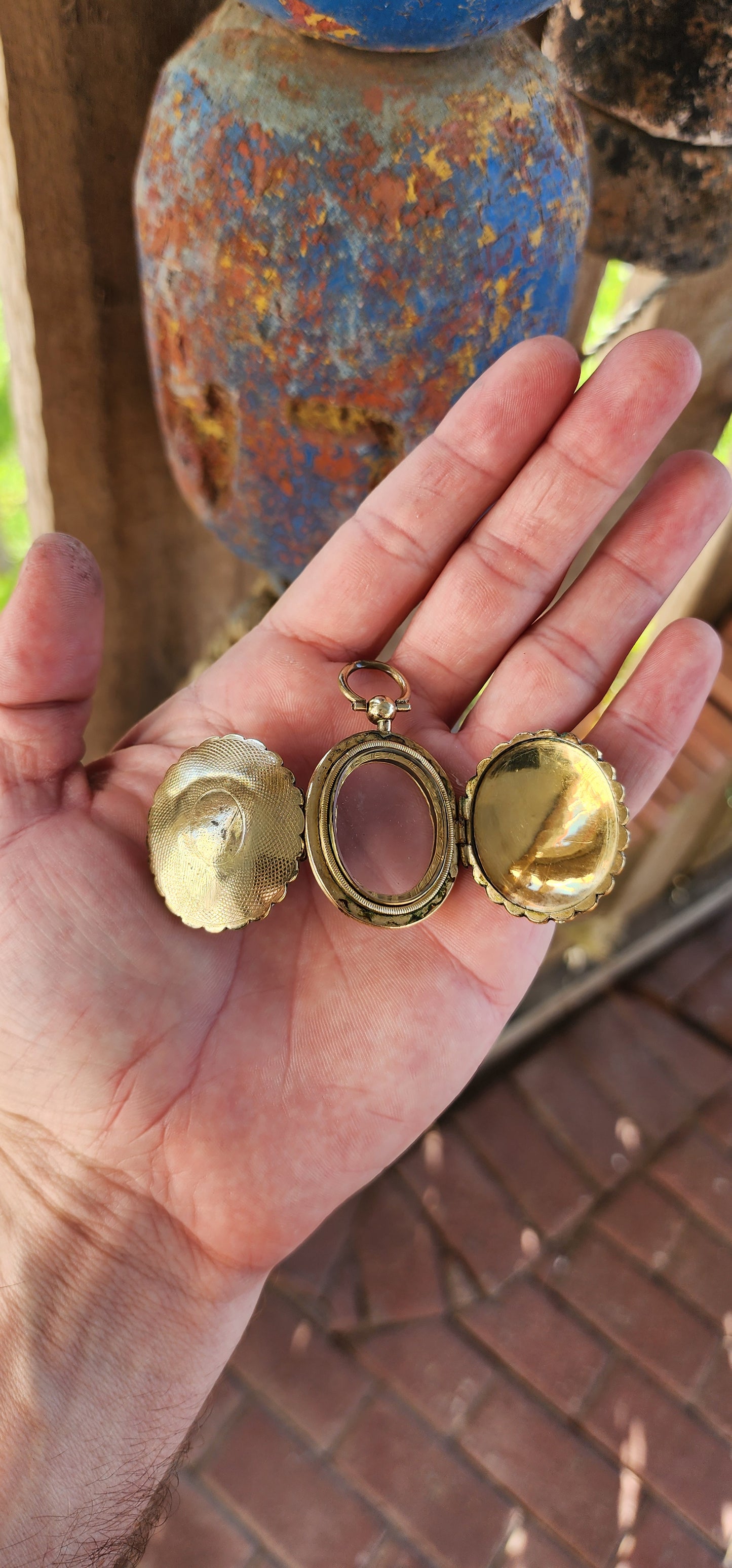 This Antique Victorian-era oval-shaped pinchbeck double keepsake locket is a beautiful and historically significant piece that embodies the sentimental and intricate craftsmanship of the 19th century.