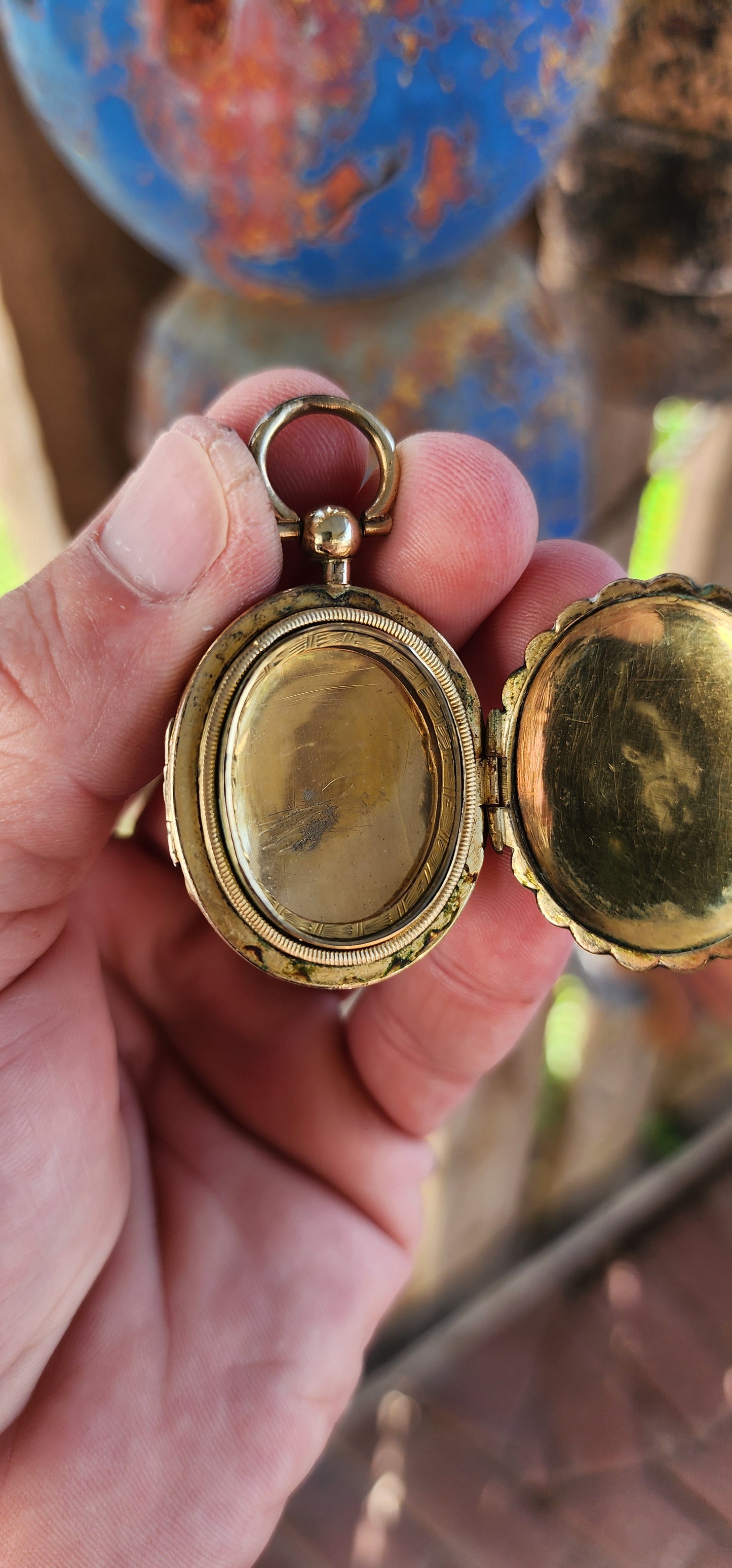 This Antique Victorian-era oval-shaped pinchbeck double keepsake locket is a beautiful and historically significant piece that embodies the sentimental and intricate craftsmanship of the 19th century.