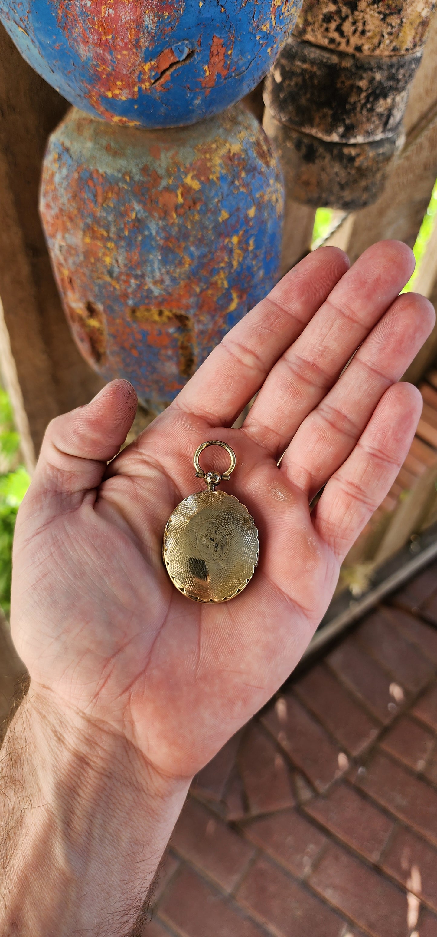 This Antique Victorian-era oval-shaped pinchbeck double keepsake locket is a beautiful and historically significant piece that embodies the sentimental and intricate craftsmanship of the 19th century.