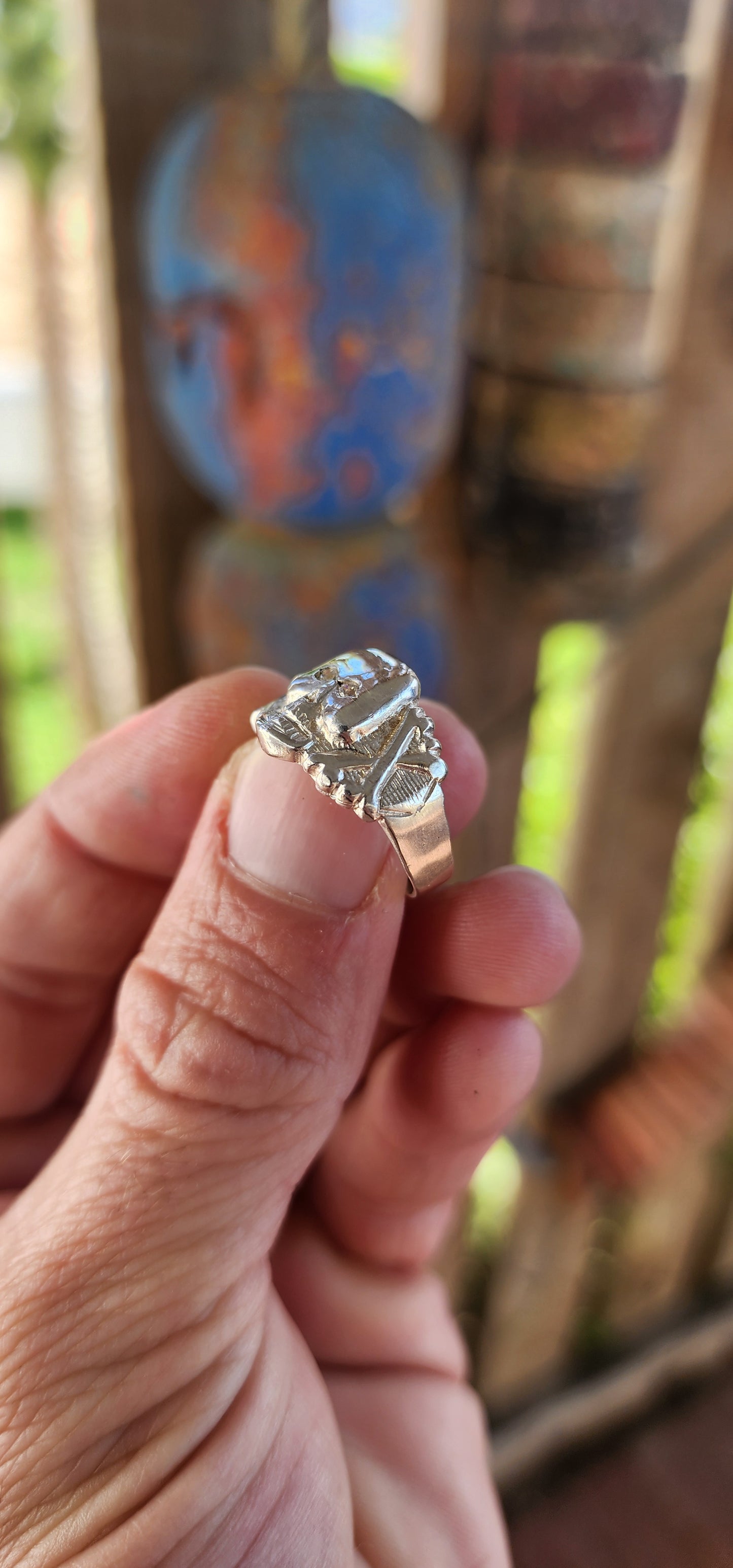 "The Captain’s Command"
A Sterling Silver Signet of the Sea-Roving Elite —
There are rings... and then there are legends forged in silver. This striking unisex vintage skull-and-bones ring is no ordinary adornment—it’s a relic fit for a sea captain.
