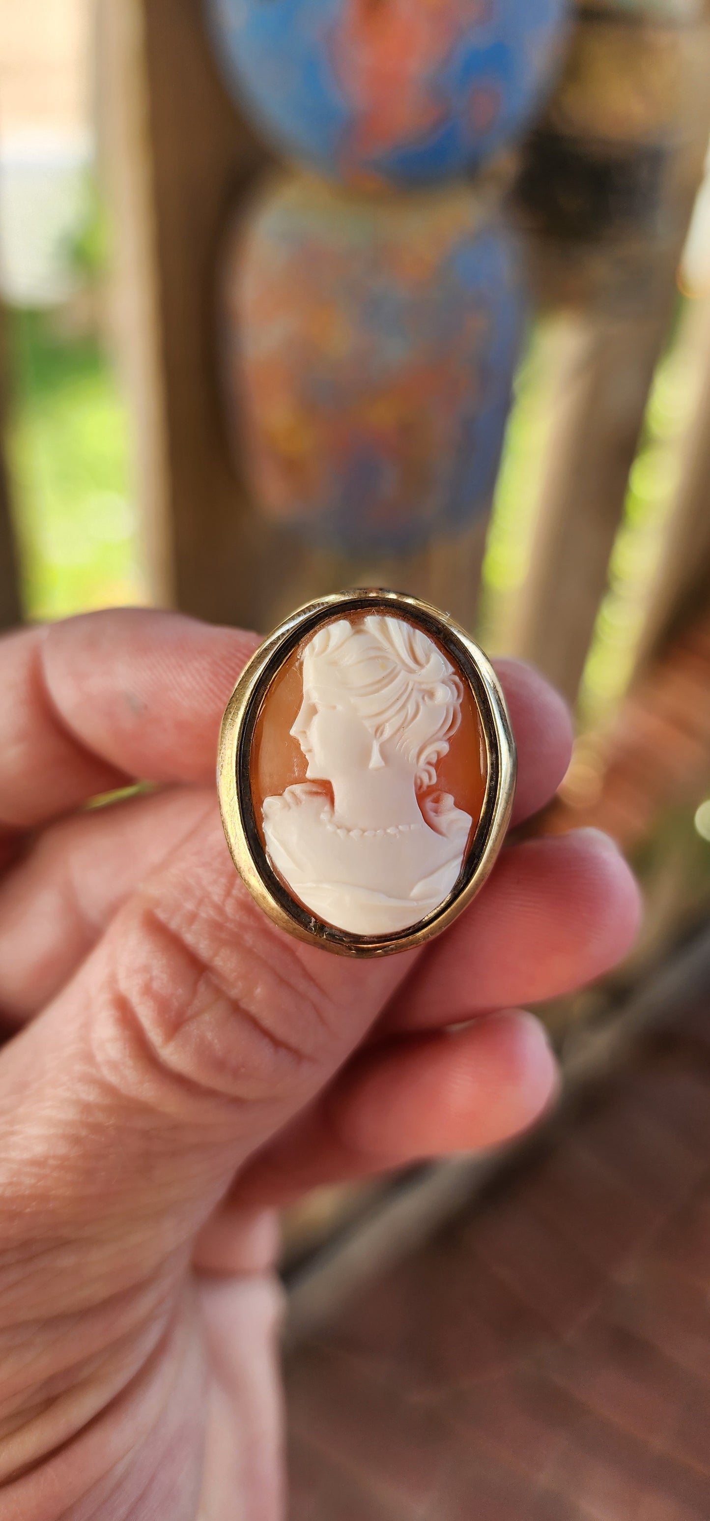 Allow yourself to be transported to an era of refined elegance with this marvelous vintage 9ct yellow and rose gold cameo dress ring—a true miniature portrait of grace and craftsmanship.