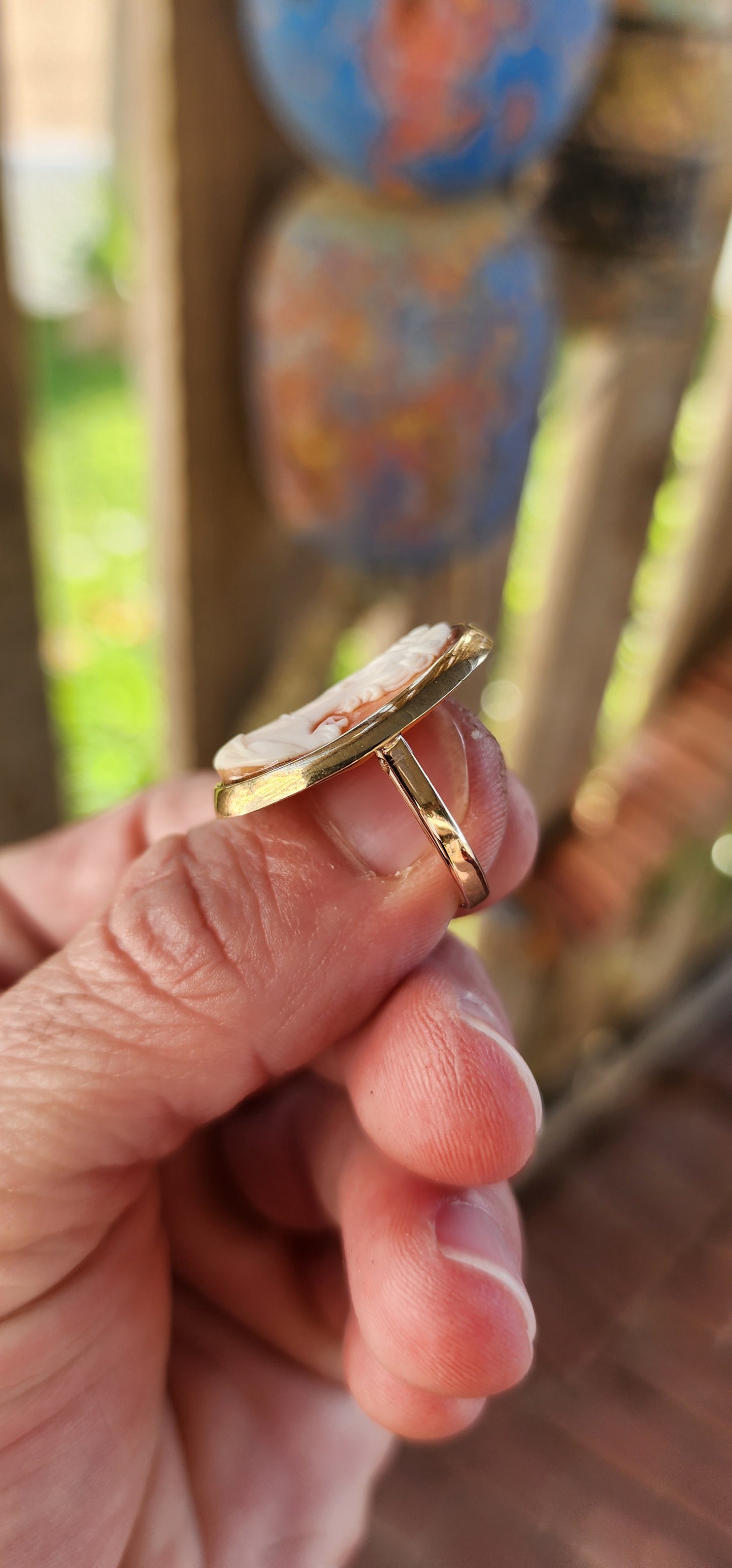 Allow yourself to be transported to an era of refined elegance with this marvelous vintage 9ct yellow and rose gold cameo dress ring—a true miniature portrait of grace and craftsmanship.