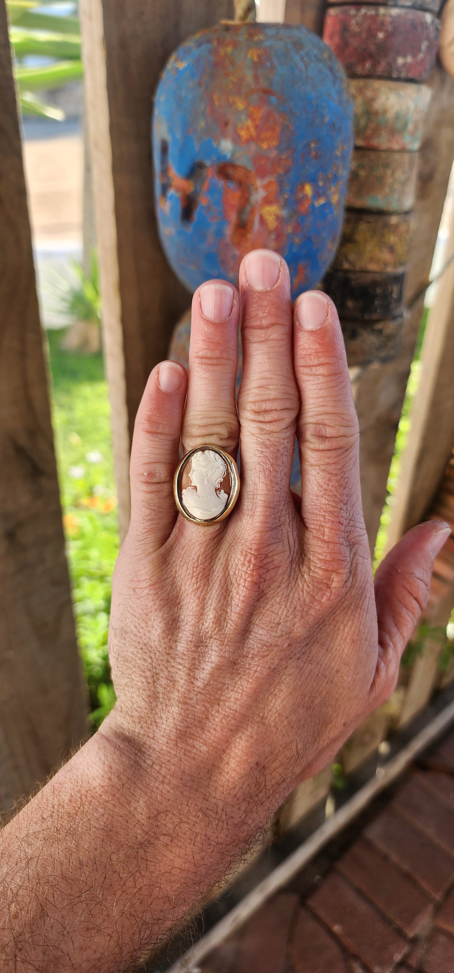 Allow yourself to be transported to an era of refined elegance with this marvelous vintage 9ct yellow and rose gold cameo dress ring—a true miniature portrait of grace and craftsmanship.