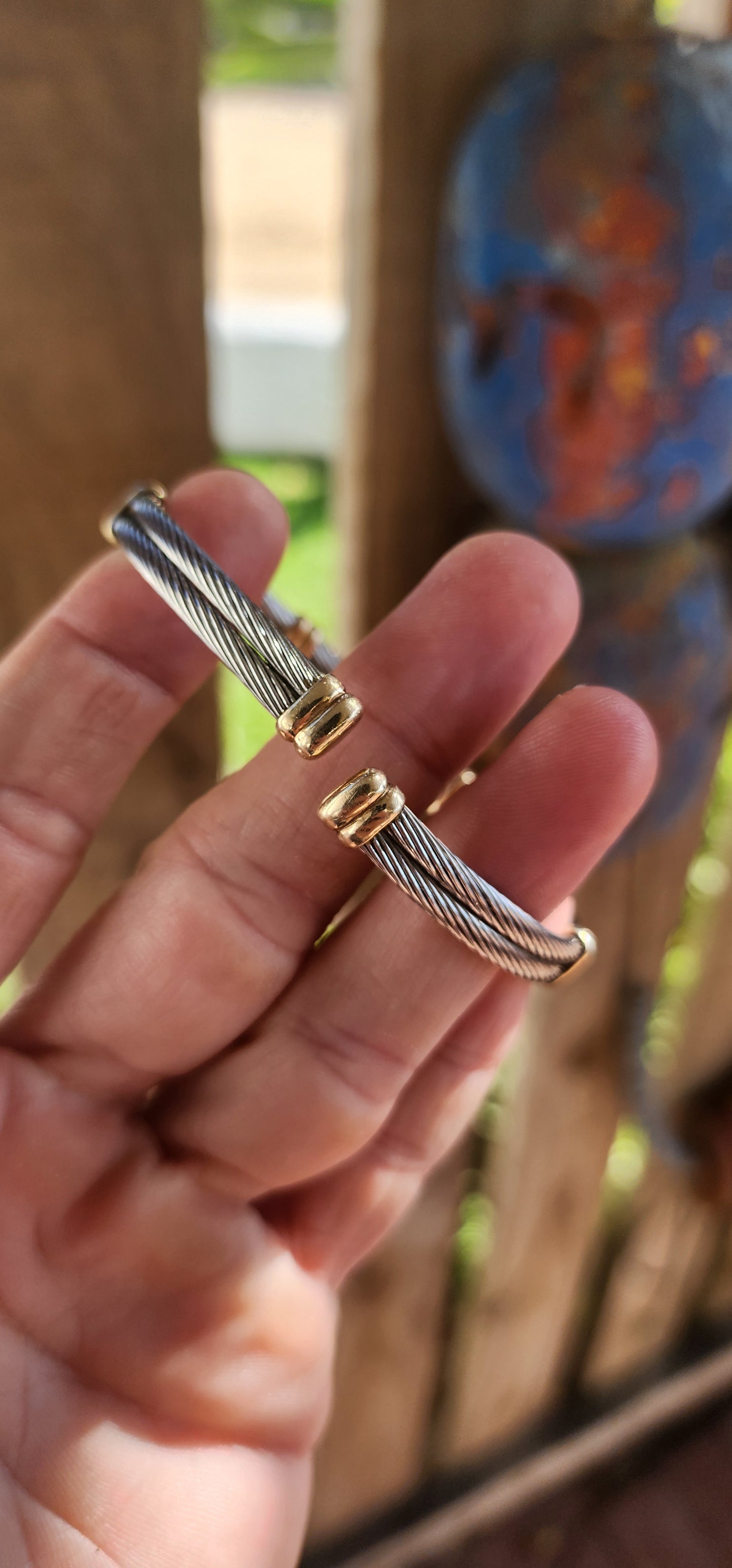 Who says simplicity can’t pack a punch? This vintage unisex cable bracelet is a masterclass in understated edge and timeless luxury. Crafted from silvertone stainless steel and 9ct Yellow Gold.