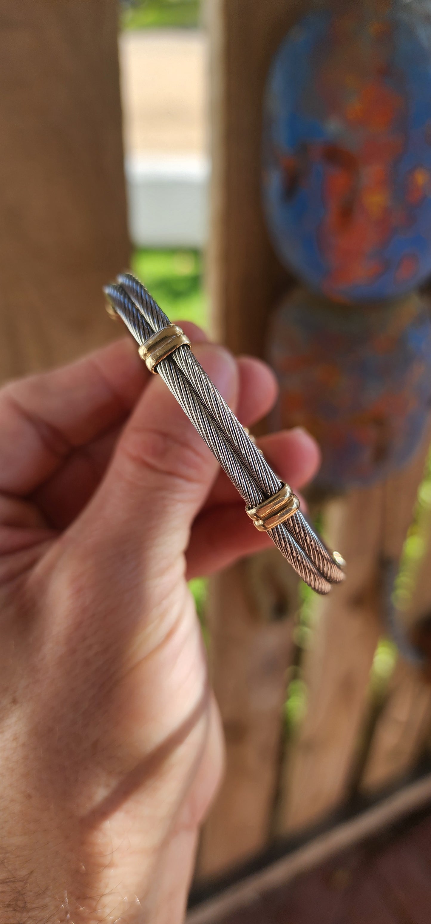 Who says simplicity can’t pack a punch? This vintage unisex cable bracelet is a masterclass in understated edge and timeless luxury. Crafted from silvertone stainless steel and 9ct Yellow Gold.