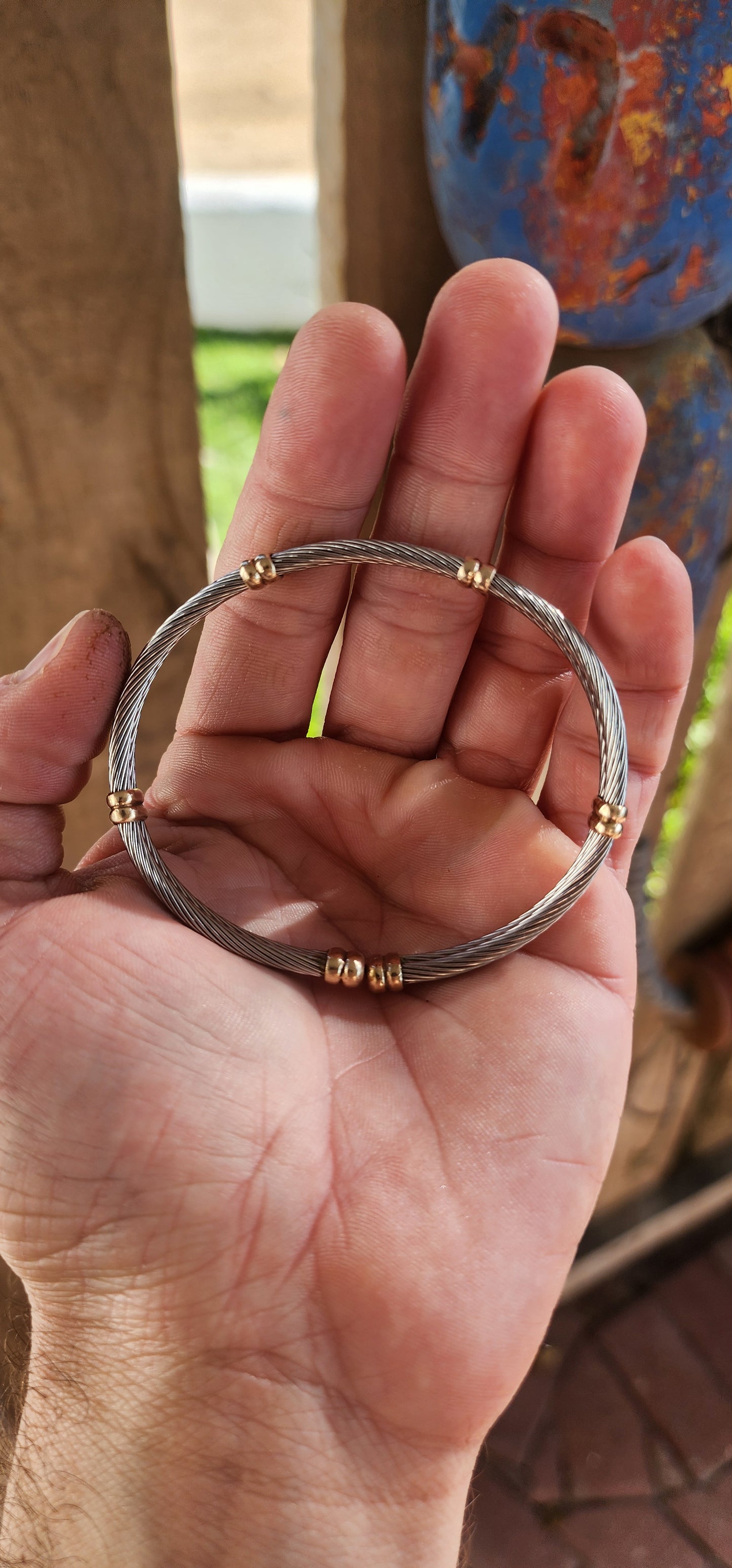 Who says simplicity can’t pack a punch? This vintage unisex cable bracelet is a masterclass in understated edge and timeless luxury. Crafted from silvertone stainless steel and 9ct Yellow Gold.