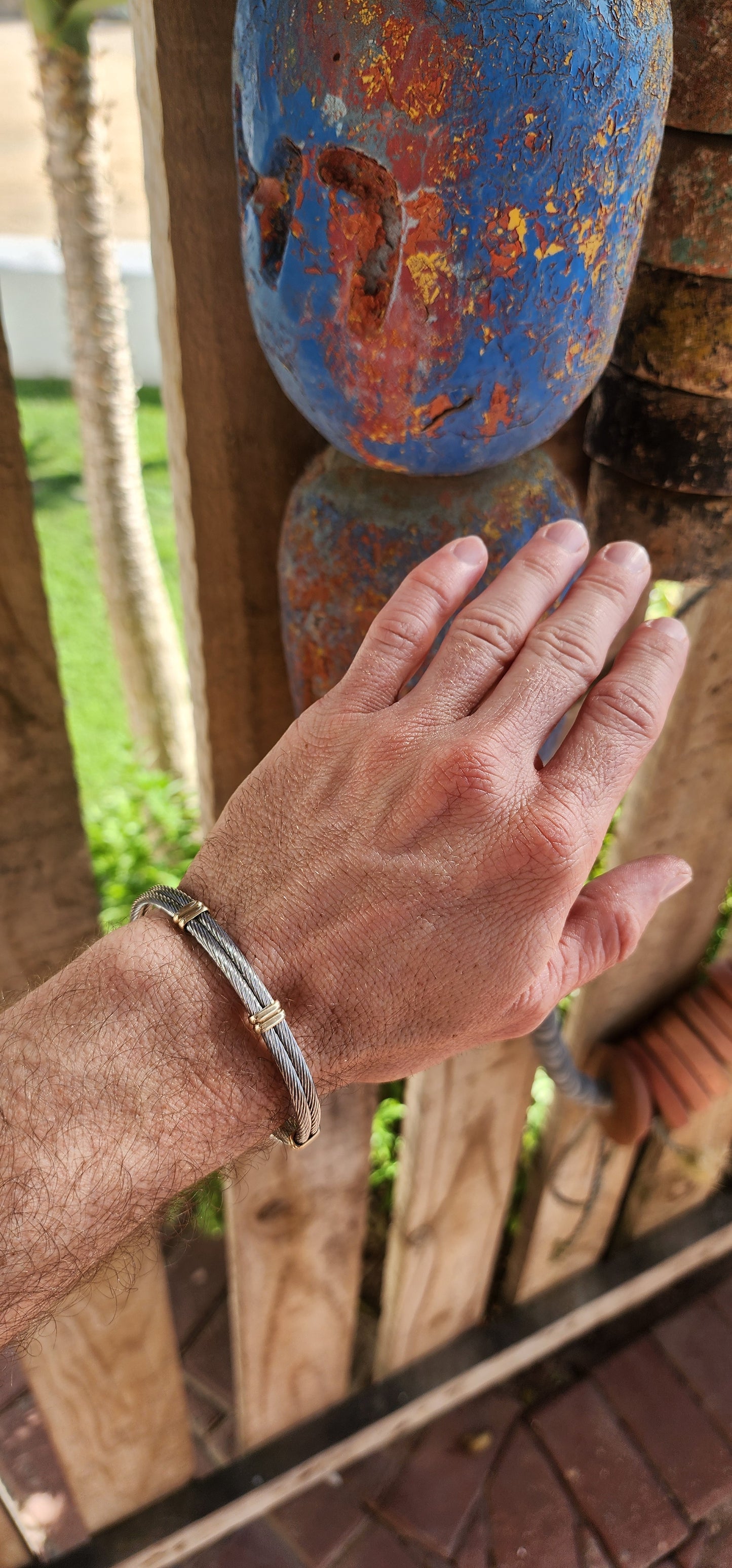 Who says simplicity can’t pack a punch? This vintage unisex cable bracelet is a masterclass in understated edge and timeless luxury. Crafted from silvertone stainless steel and 9ct Yellow Gold.