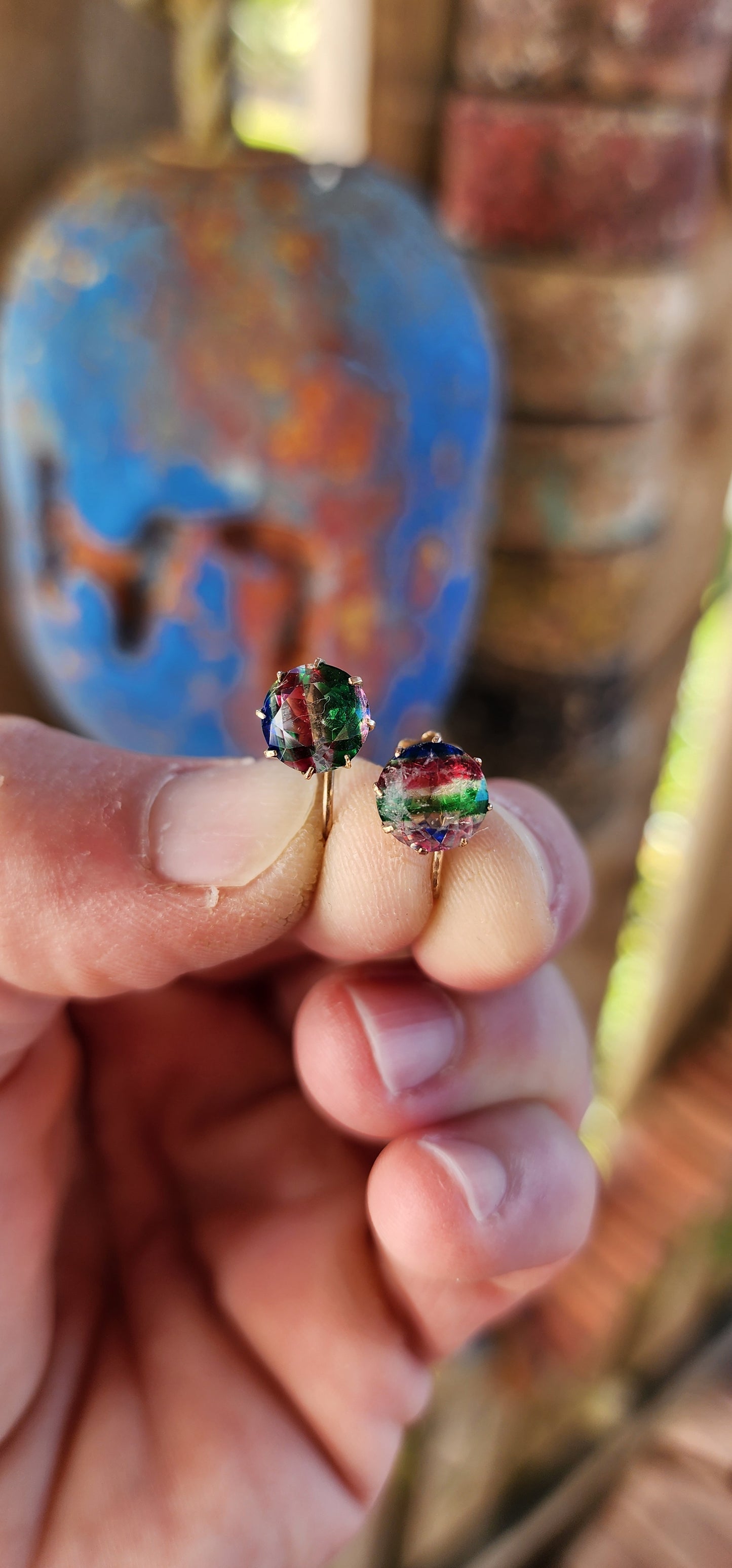A Dazzle from the Deco Days!
Slip into the glitz of the fabulous forties with this striking pair of Art Deco-era screw-back earrings, lovingly crafted circa 1940 in glowing 9ct rose gold.