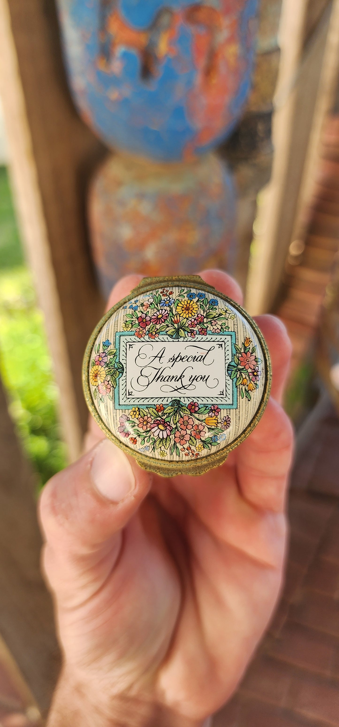 A Token of Gratitude – Vintage Halcyon Days Enamel Box in Original Presentation Case.
An exquisite tribute to elegance and English craftsmanship, this vintage Halcyon Days enamel trinket box is a timeless keepsake that embodies refinement and sentiment.