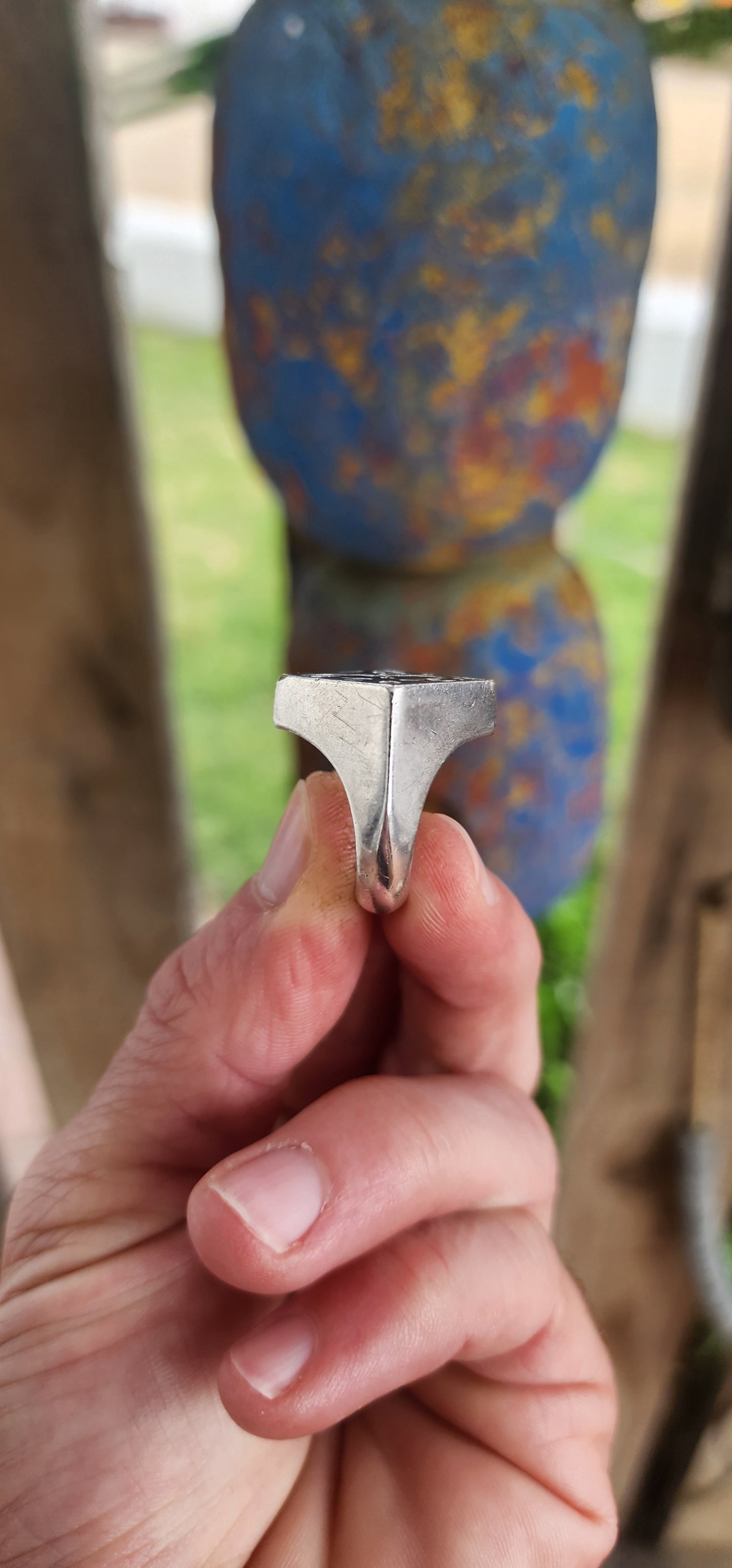 This bold and eye-catching vintage signet ring by Kenzo is a sculptural piece of wearable art. Crafted in solid sterling silver, the ring features a strikingly modernist architectural form.