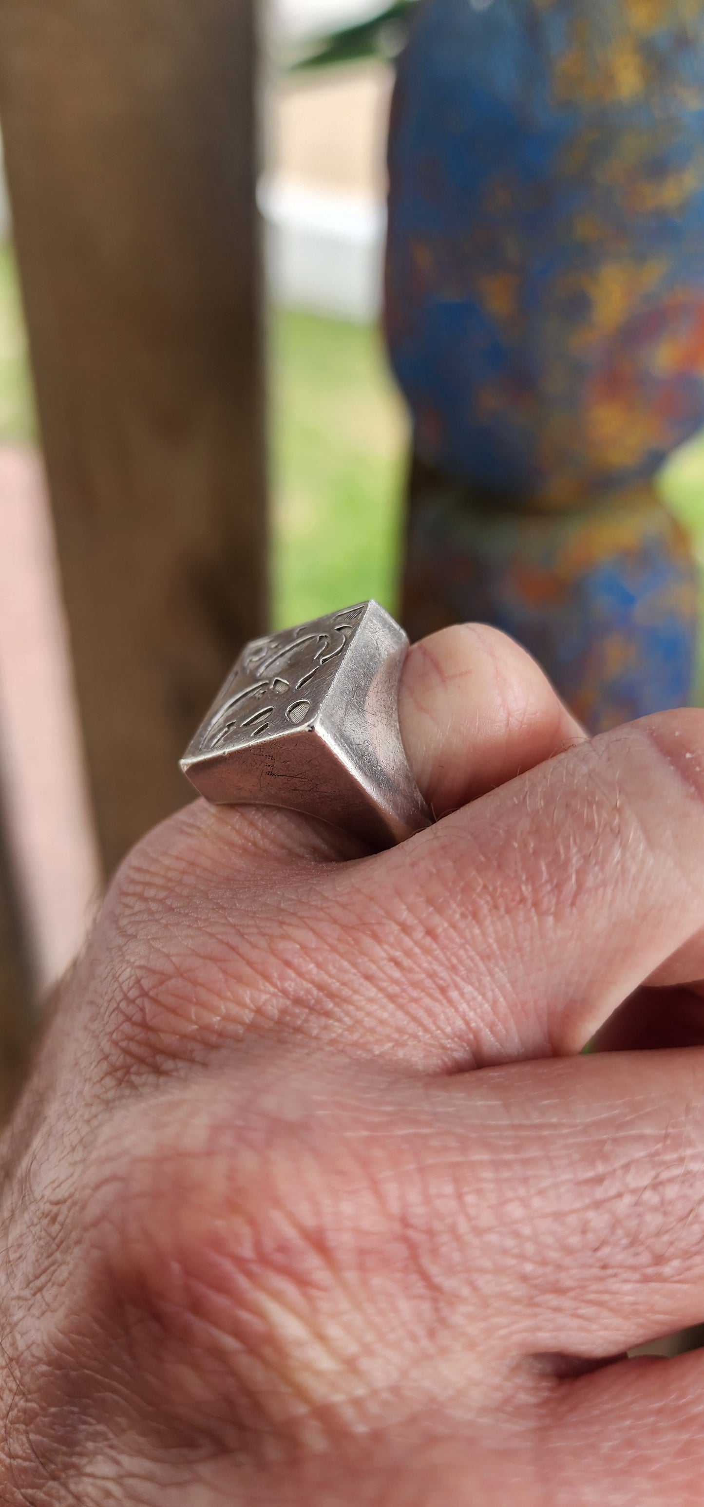 This bold and eye-catching vintage signet ring by Kenzo is a sculptural piece of wearable art. Crafted in solid sterling silver, the ring features a strikingly modernist architectural form.