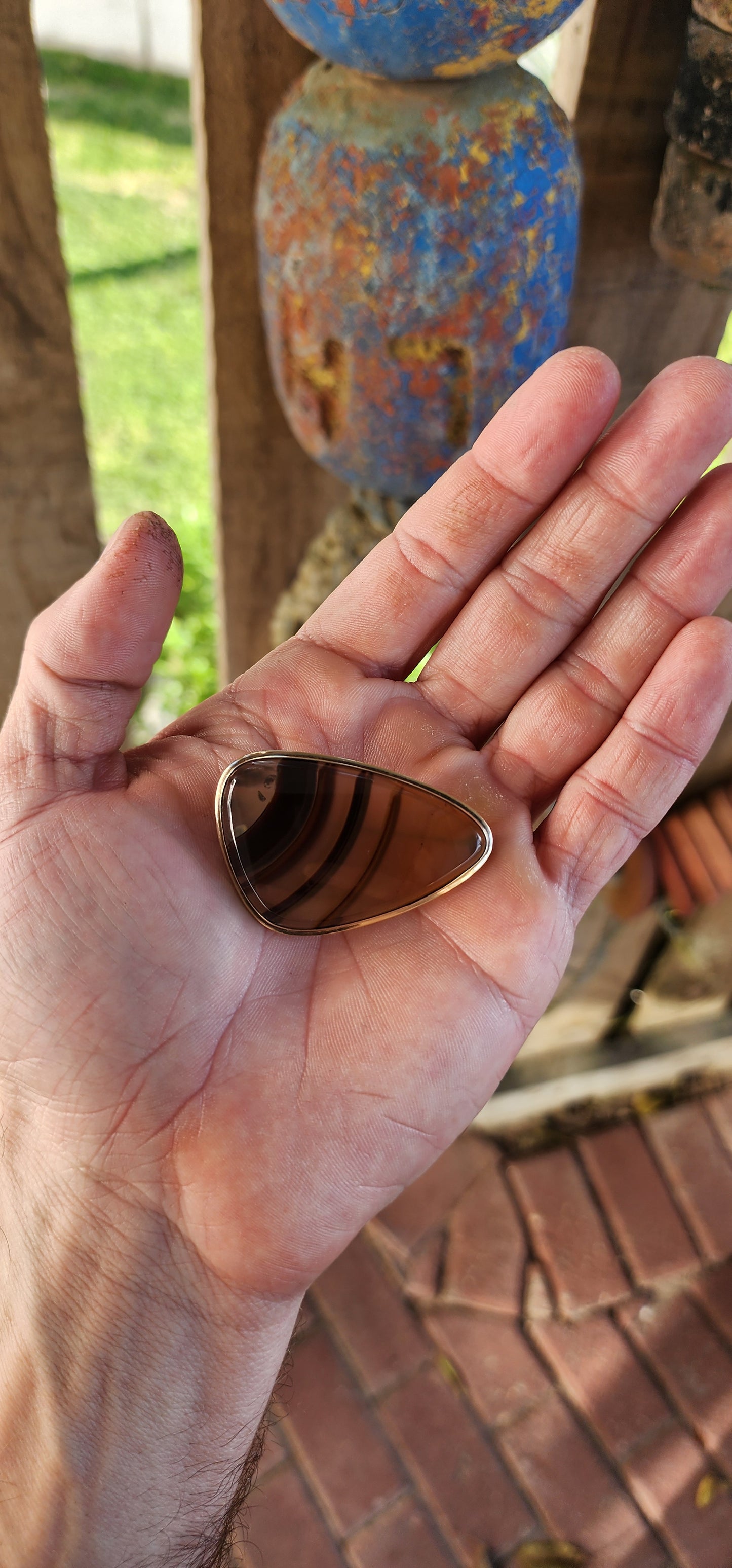 A bold beauty from the modernist 1970s, this vintage brooch is a wearable ode to Earth’s ancient artistry and retro design flair.
