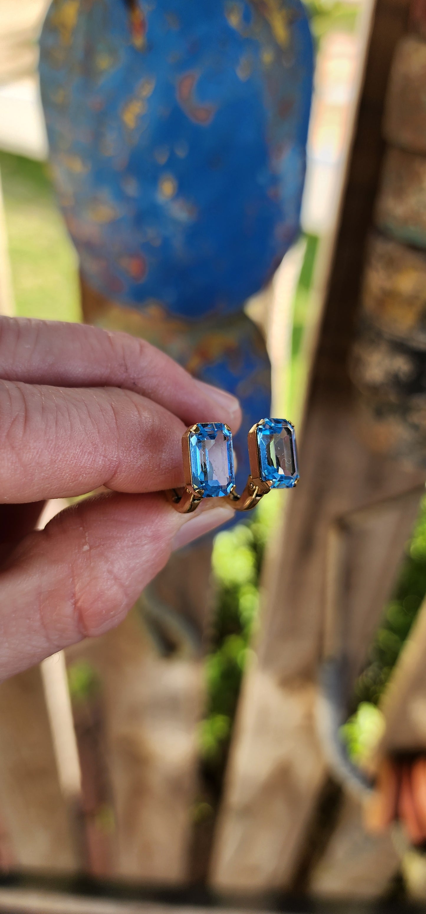 These fabulous vintage clip-on earrings from the 1960s radiate classic mid-century modernist style.