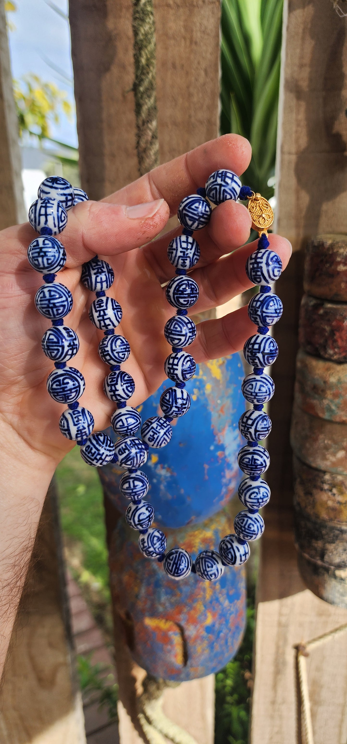 Striking vintage extra-length Chinese export porcelain beaded necklace, dating from the 1970s.