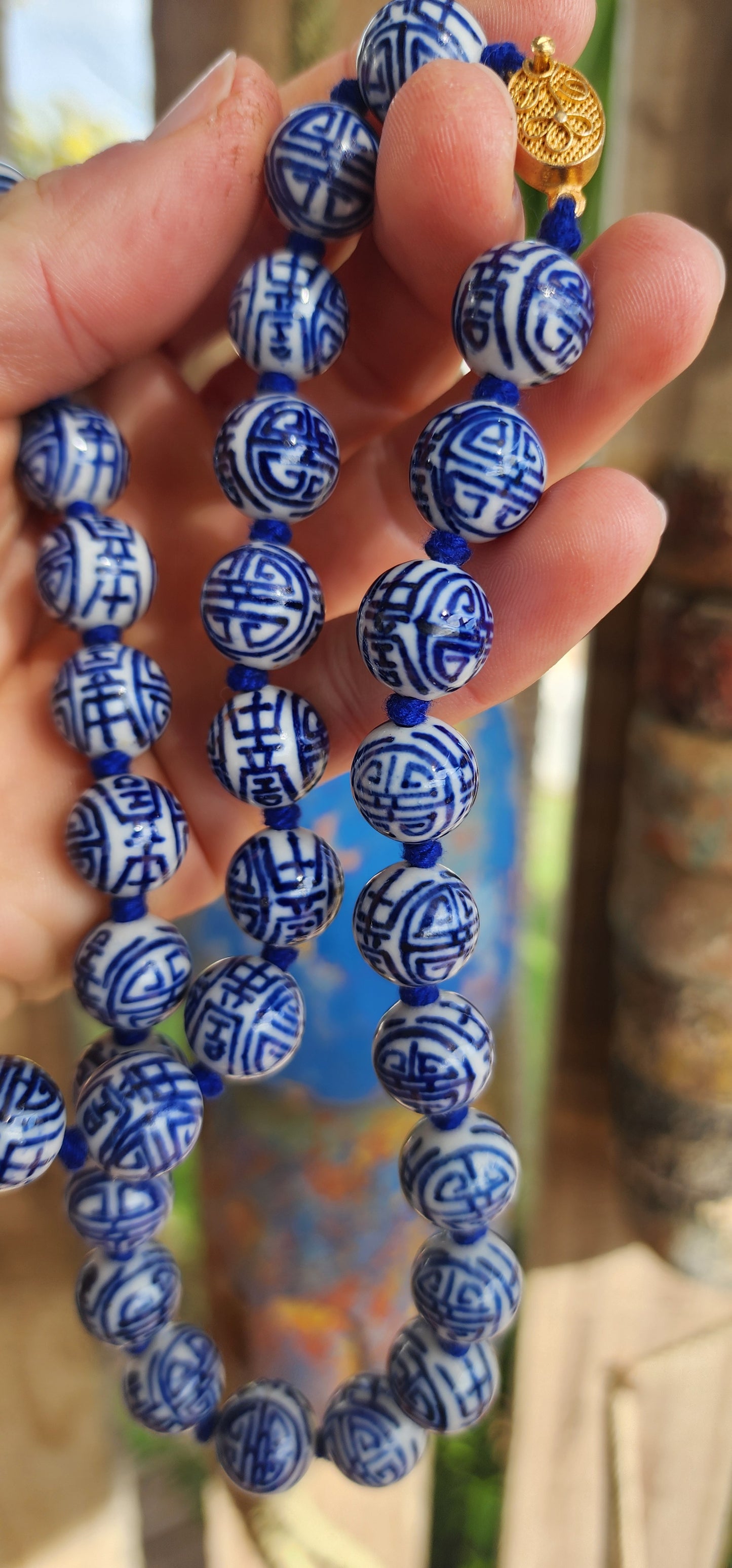Striking vintage extra-length Chinese export porcelain beaded necklace, dating from the 1970s.