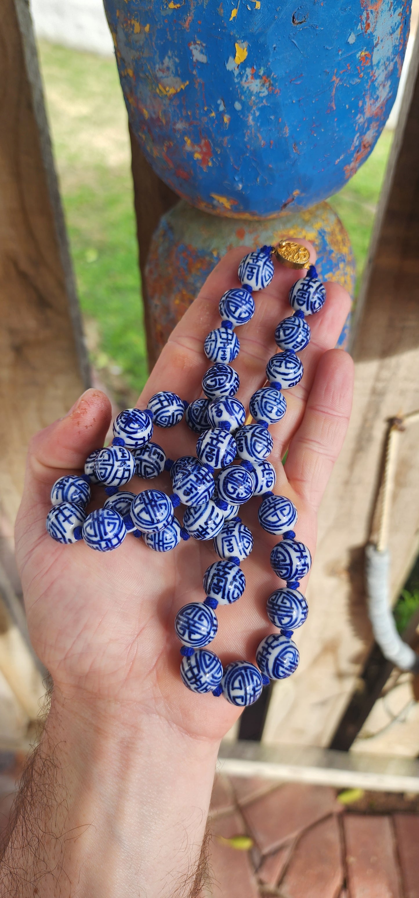 Striking vintage extra-length Chinese export porcelain beaded necklace, dating from the 1970s.