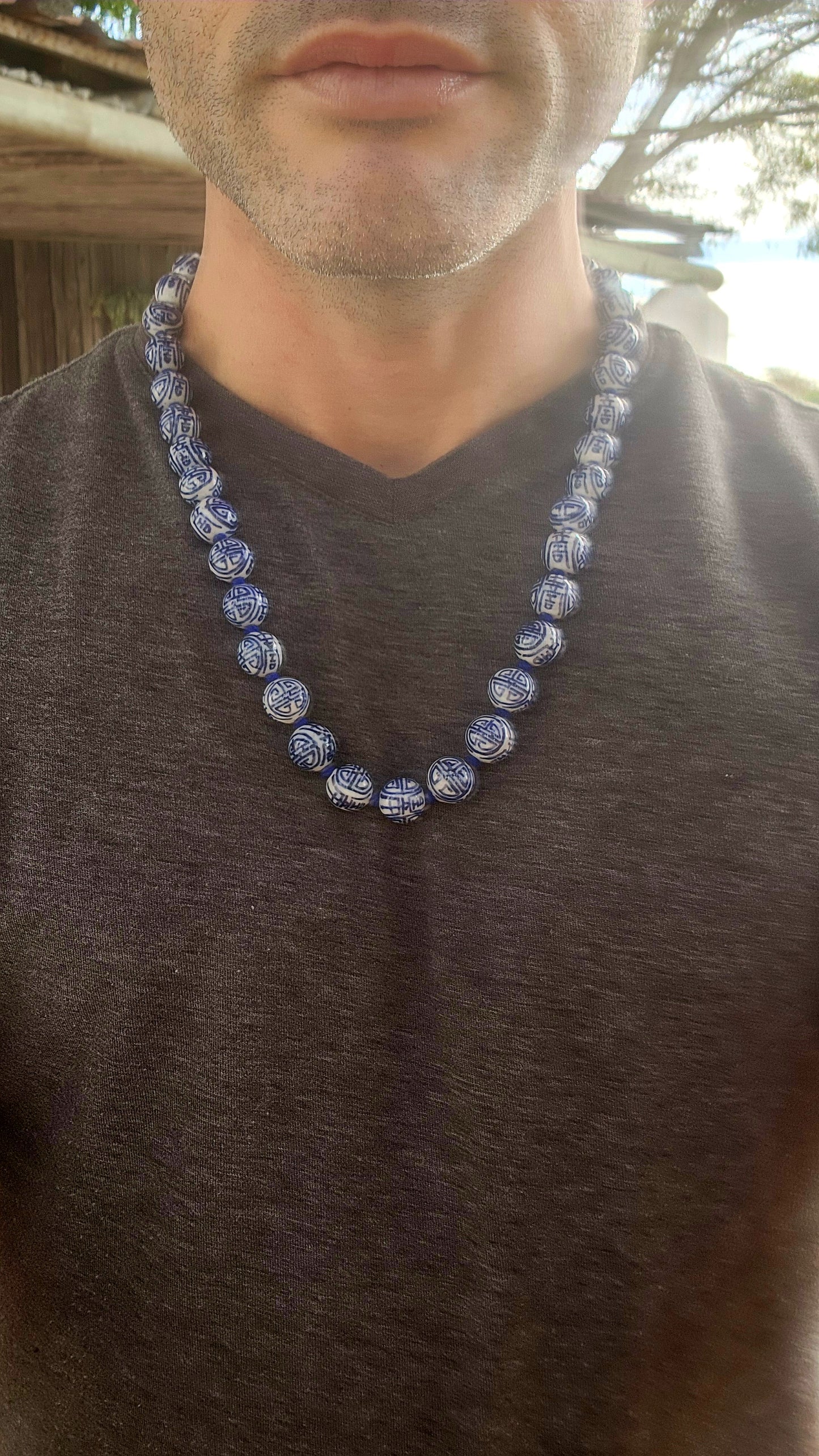 Striking vintage extra-length Chinese export porcelain beaded necklace, dating from the 1970s.