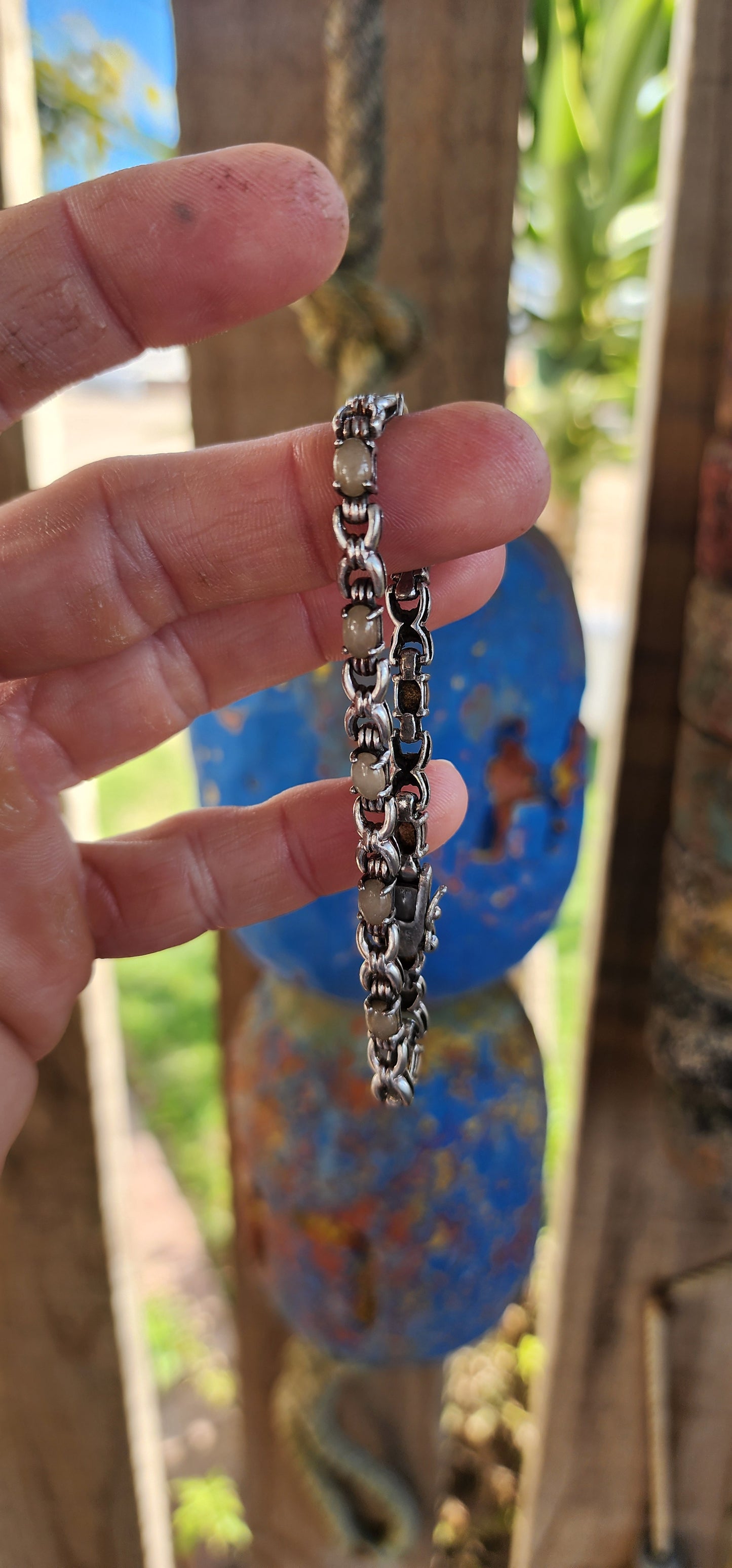 This unisex sterling silver tennis-style bracelet strikes a perfect balance between strength and subtle elegance. Set along its length are 11 oval cabochon quartz gemstones, their soft beige and off-white hues lending a natural, understated charm.