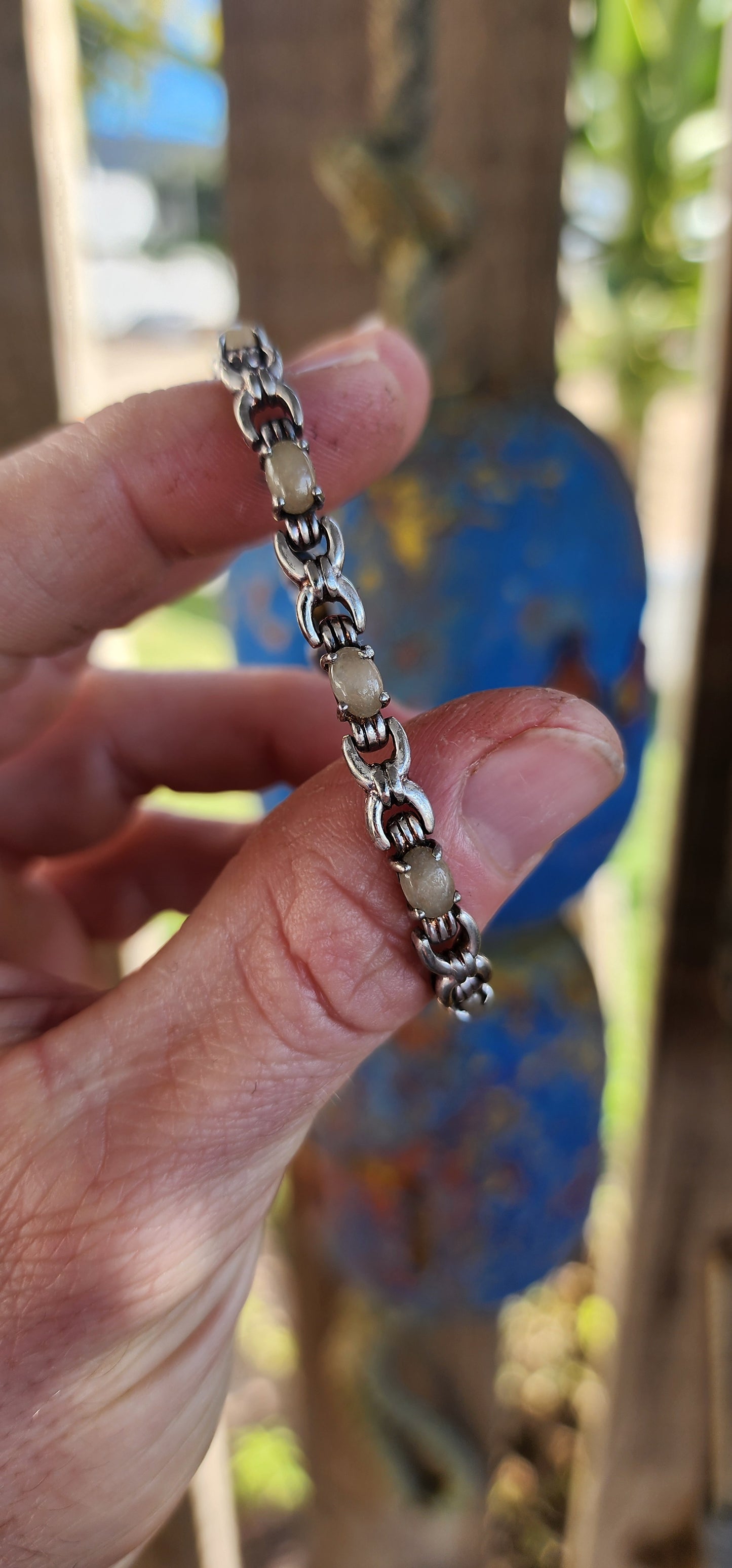This unisex sterling silver tennis-style bracelet strikes a perfect balance between strength and subtle elegance. Set along its length are 11 oval cabochon quartz gemstones, their soft beige and off-white hues lending a natural, understated charm.