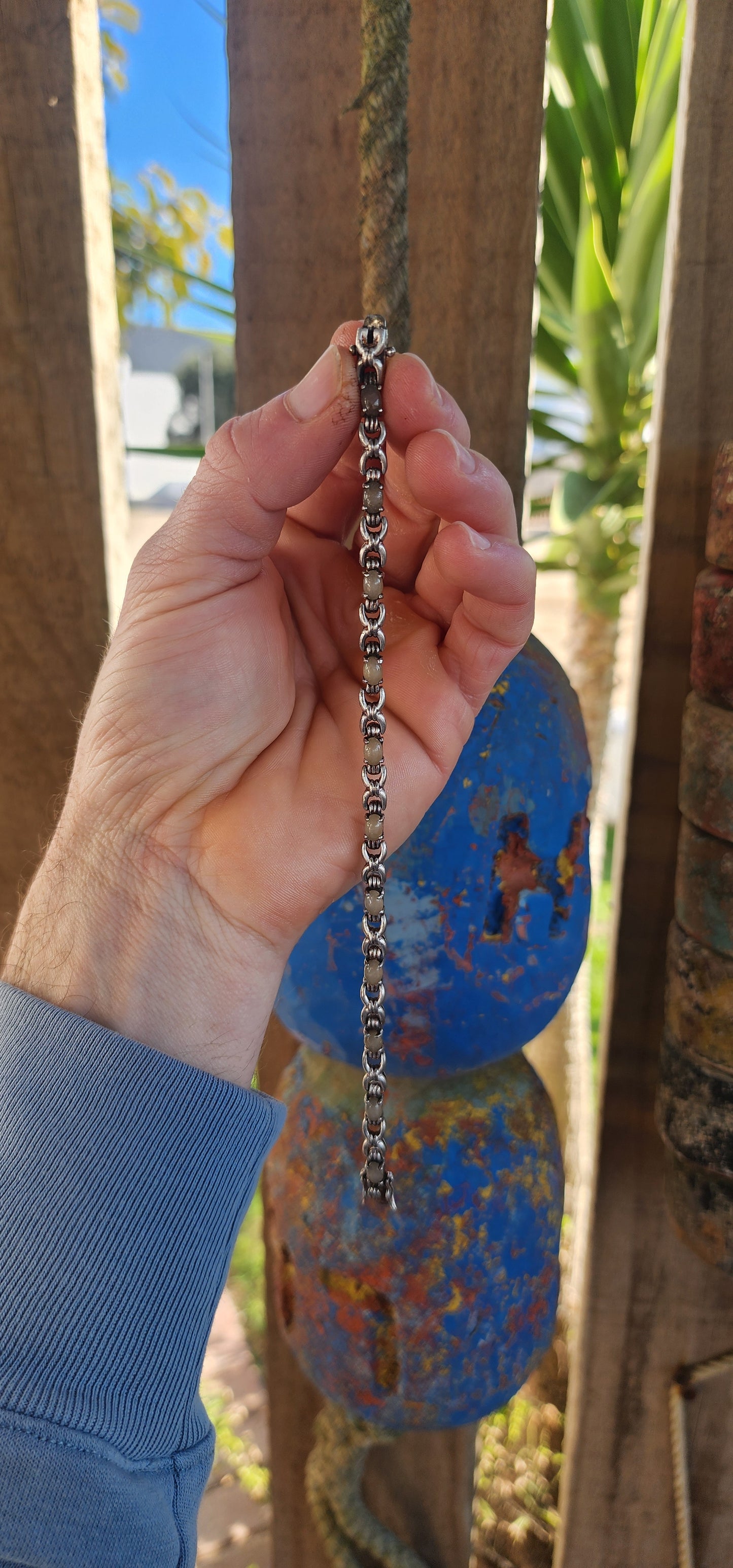 This unisex sterling silver tennis-style bracelet strikes a perfect balance between strength and subtle elegance. Set along its length are 11 oval cabochon quartz gemstones, their soft beige and off-white hues lending a natural, understated charm.
