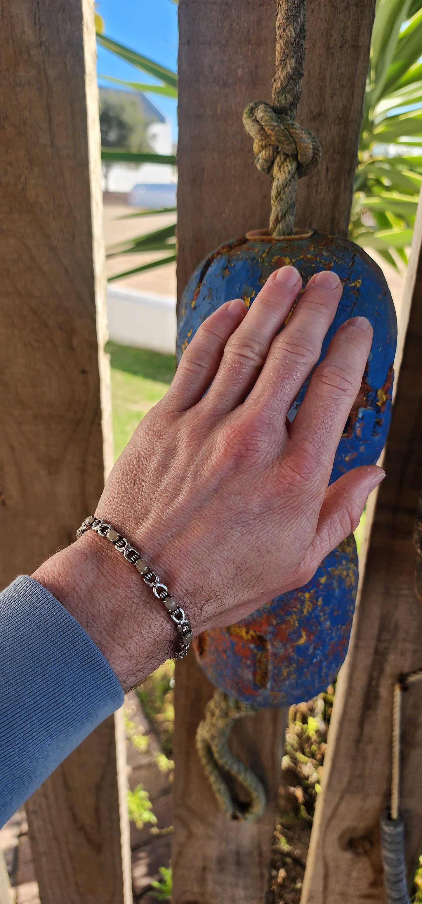 This unisex sterling silver tennis-style bracelet strikes a perfect balance between strength and subtle elegance. Set along its length are 11 oval cabochon quartz gemstones, their soft beige and off-white hues lending a natural, understated charm.