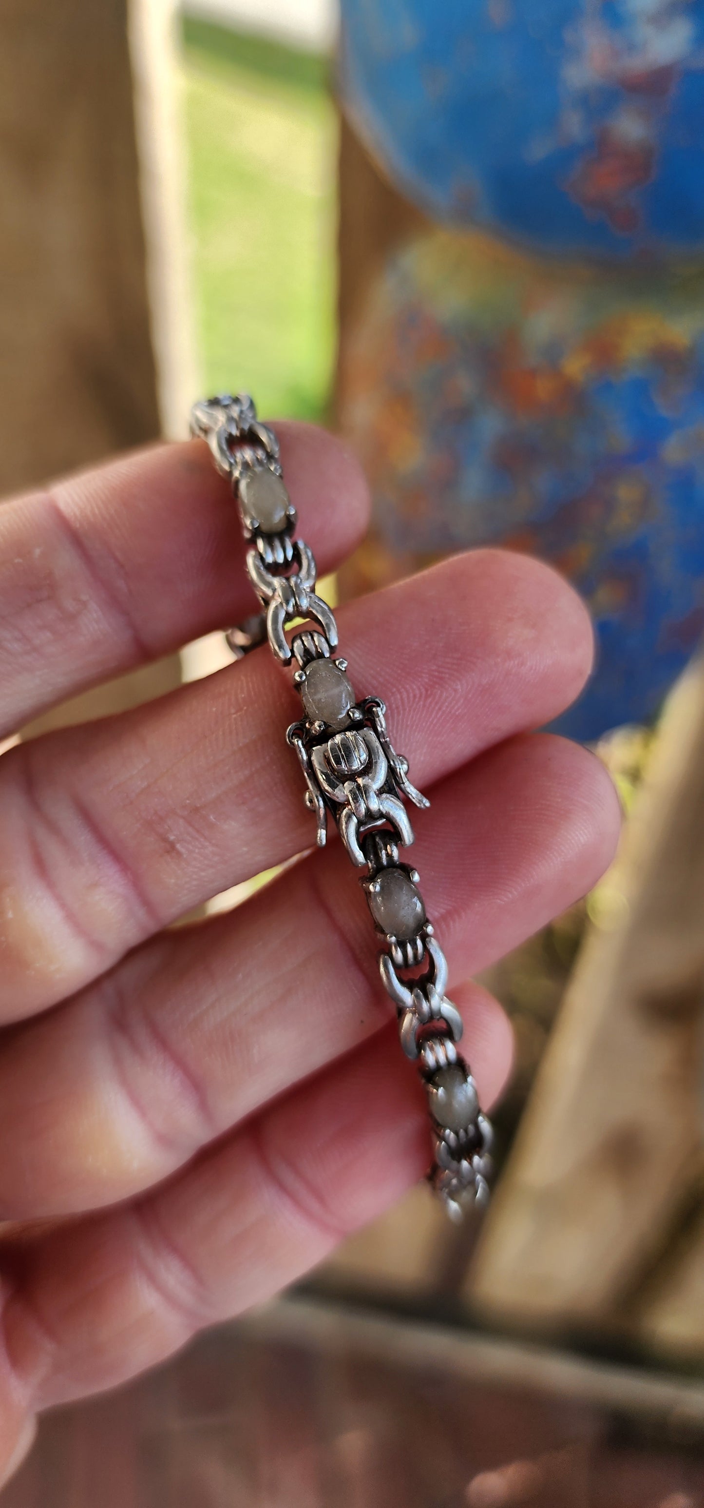 This unisex sterling silver tennis-style bracelet strikes a perfect balance between strength and subtle elegance. Set along its length are 11 oval cabochon quartz gemstones, their soft beige and off-white hues lending a natural, understated charm.
