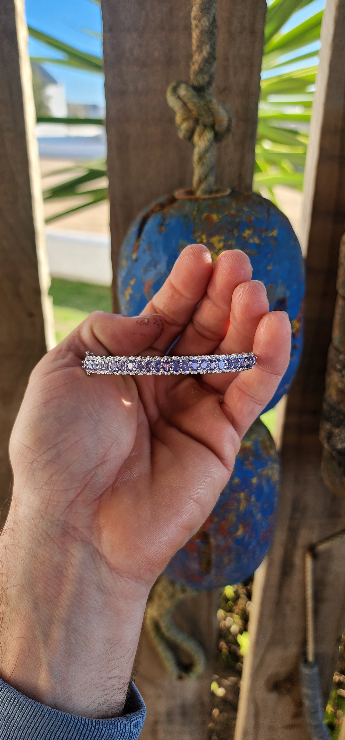 This classical sterling silver clip bangle dazzles with its timeless design and luxurious gemstone line-up. The front half of the bangle features a scalloped gallery adorned with 25 oval-cut Tanzanite gemstones.