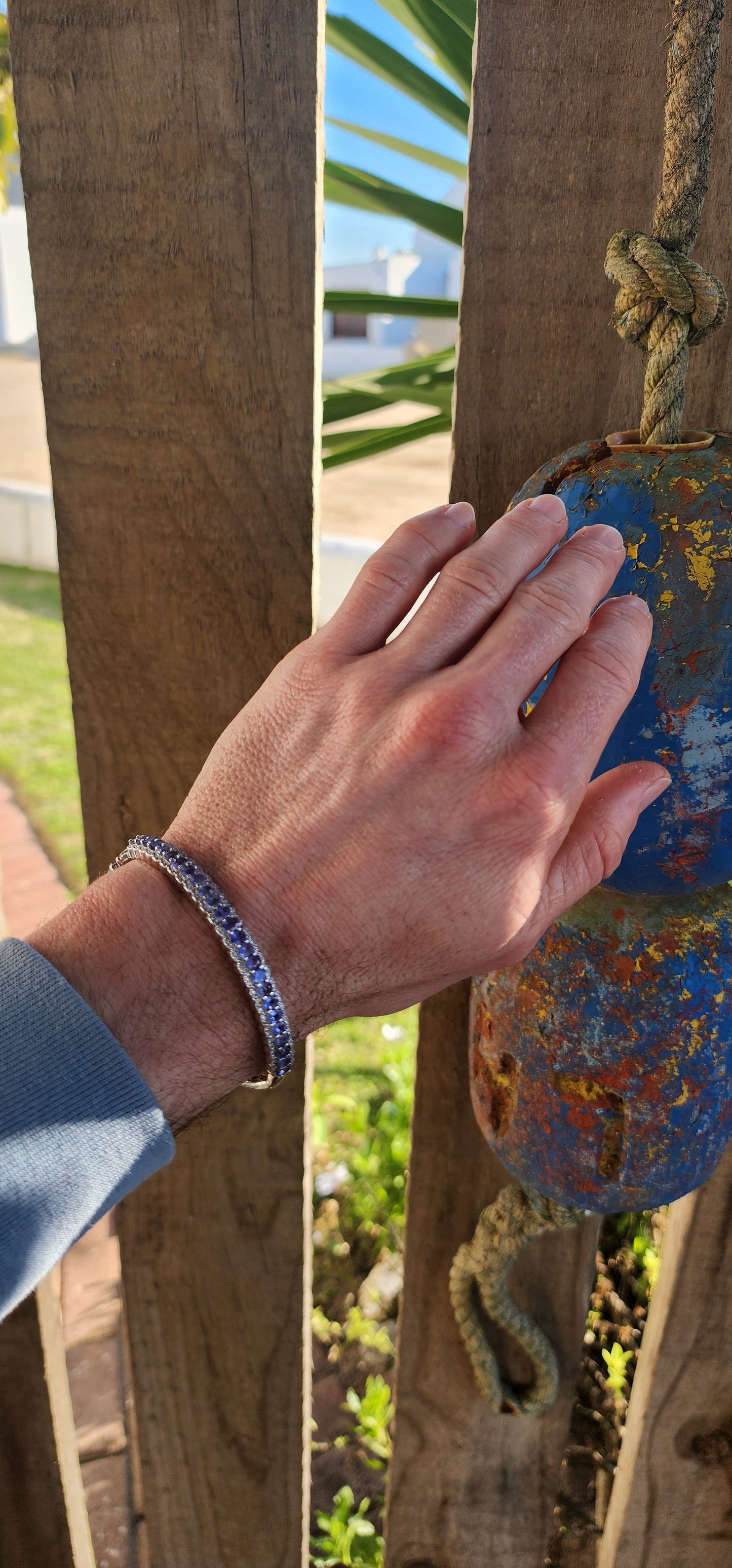 This classical sterling silver clip bangle dazzles with its timeless design and luxurious gemstone line-up. The front half of the bangle features a scalloped gallery adorned with 25 oval-cut Tanzanite gemstones.