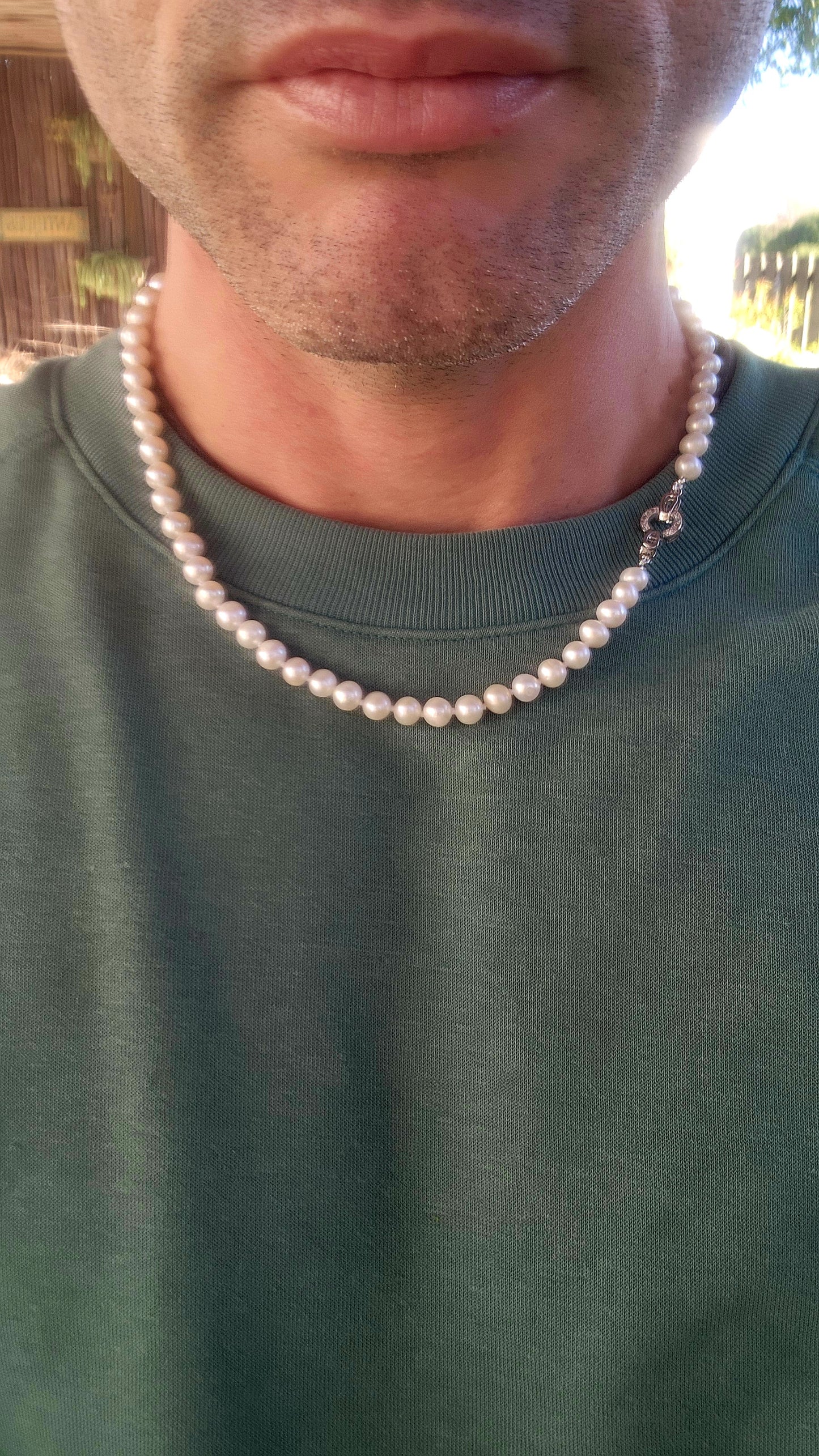 This elegant necklace is a classic strand of freshwater cultured pearls, a timeless jewel that has graced wardrobes for centuries.