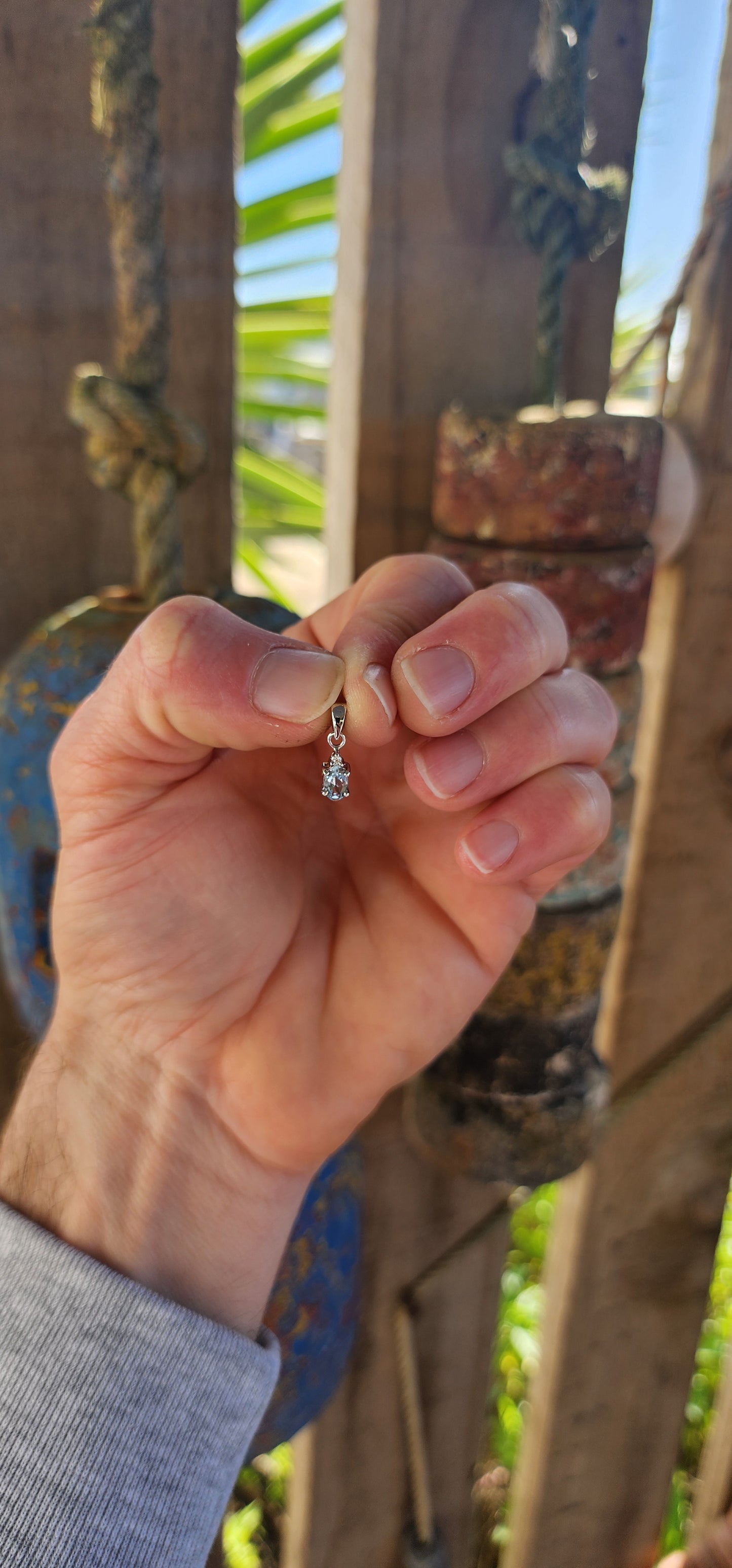 Seafoam Spark - A Collector’s Treasure.
A jewel that captures the elegance of simplicity, this petite and minimalistic pendant is a delicate masterpiece of fine design.