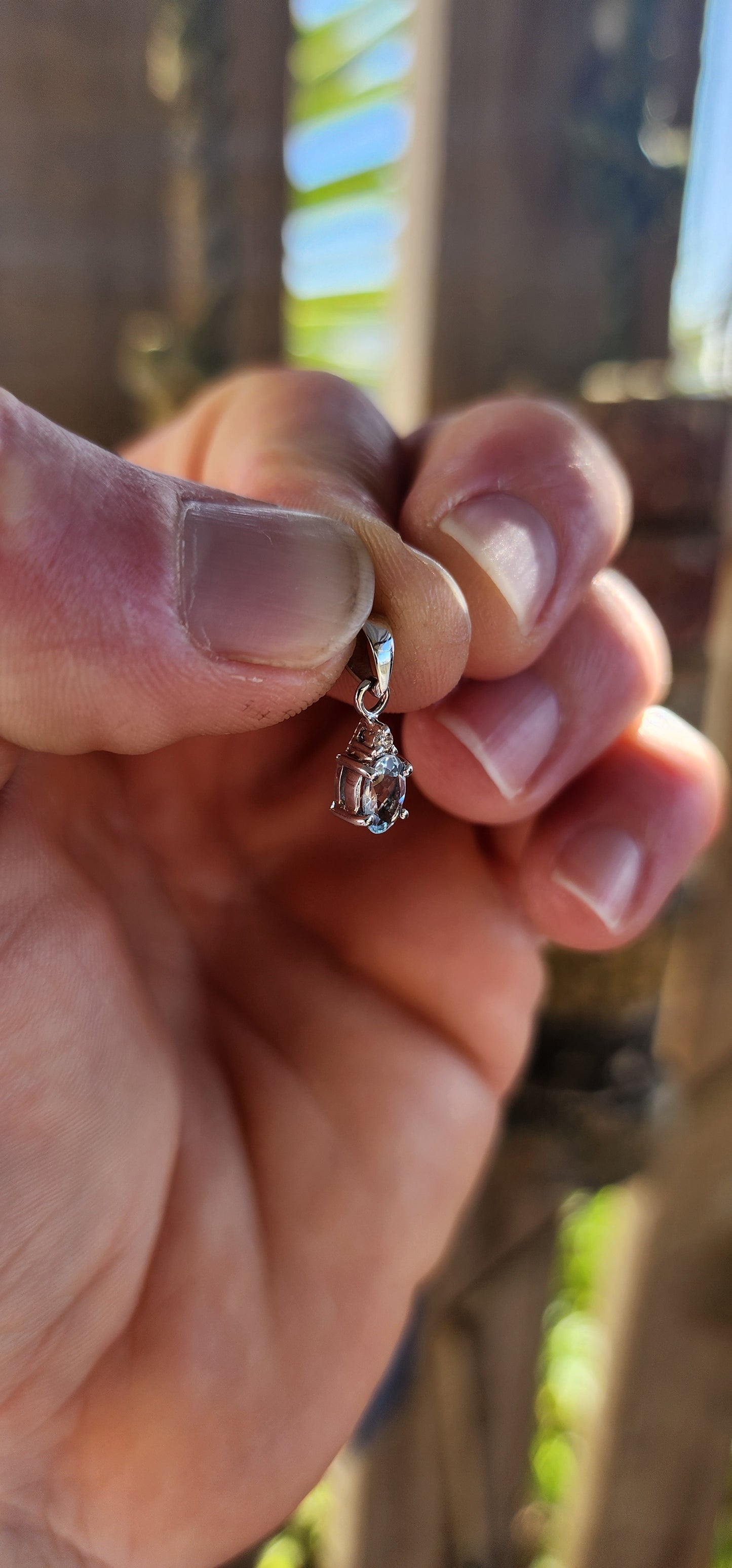 Seafoam Spark - A Collector’s Treasure.
A jewel that captures the elegance of simplicity, this petite and minimalistic pendant is a delicate masterpiece of fine design.