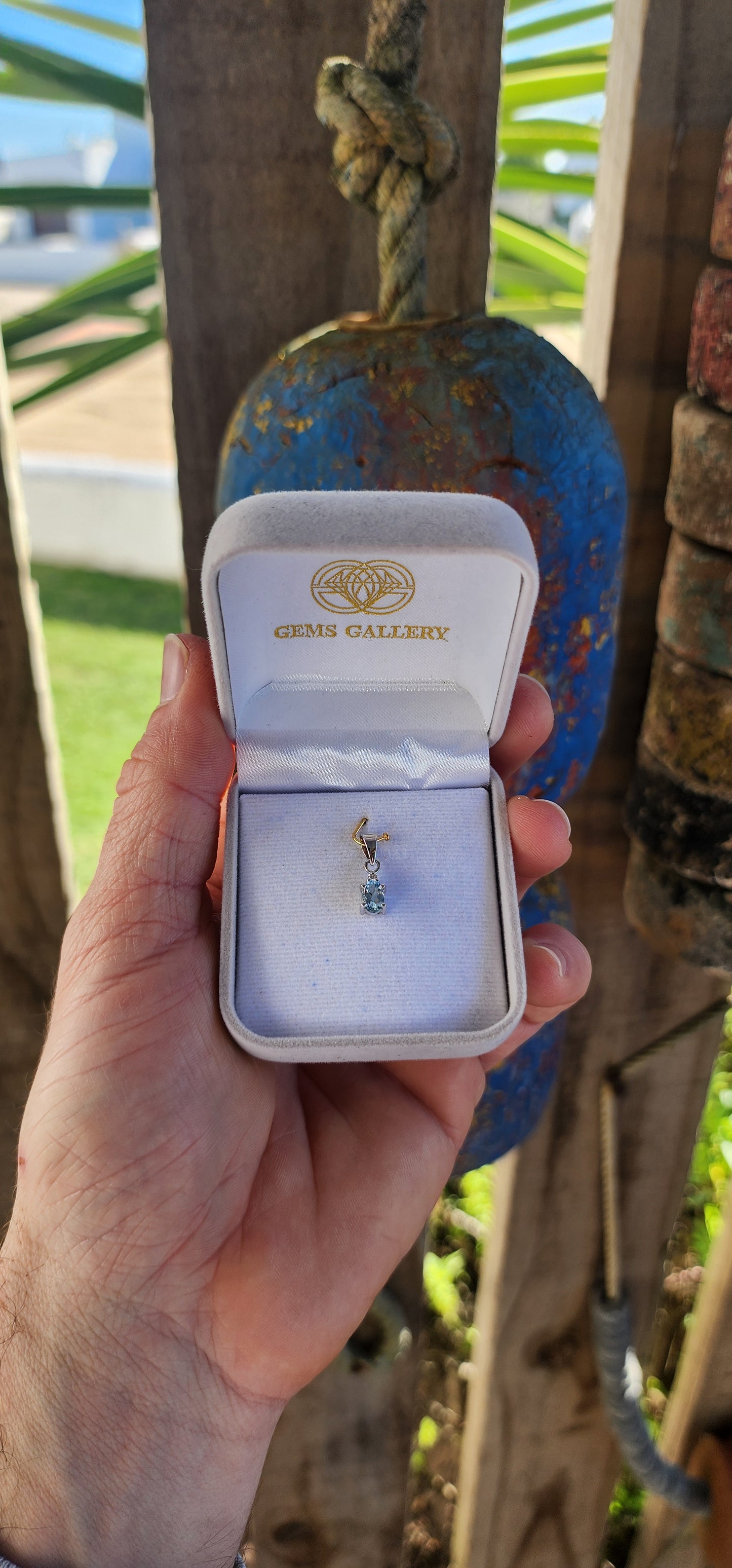 Seafoam Spark - A Collector’s Treasure.
A jewel that captures the elegance of simplicity, this petite and minimalistic pendant is a delicate masterpiece of fine design.