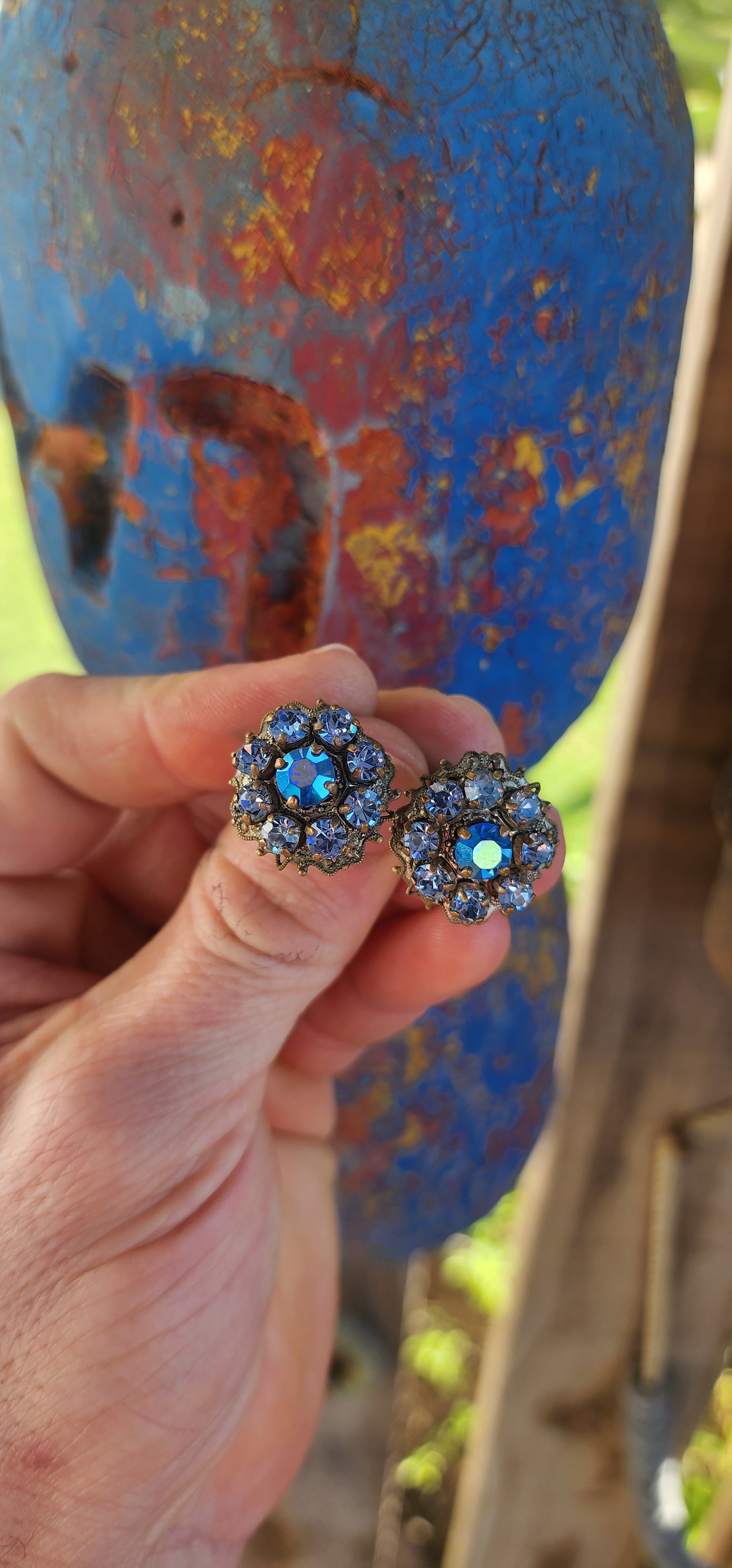 Glam Squad in a Handful.
Here’s a sparkling treasure trove of six pairs of vintage 1950s/60s costume clip-on earrings.