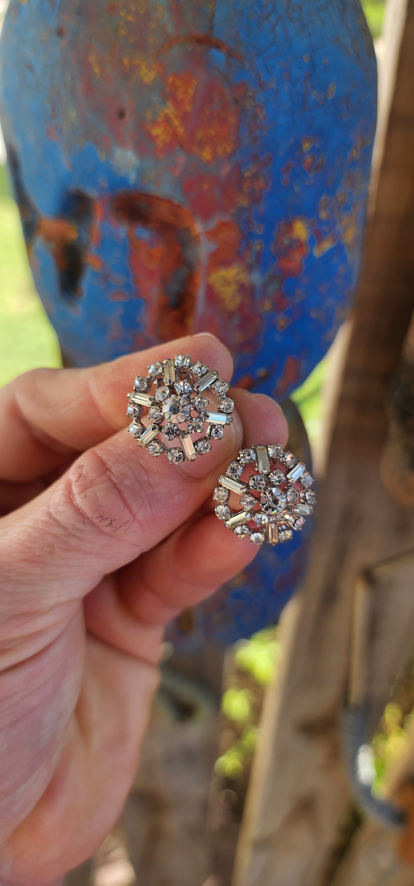 Glam Squad in a Handful.
Here’s a sparkling treasure trove of six pairs of vintage 1950s/60s costume clip-on earrings.