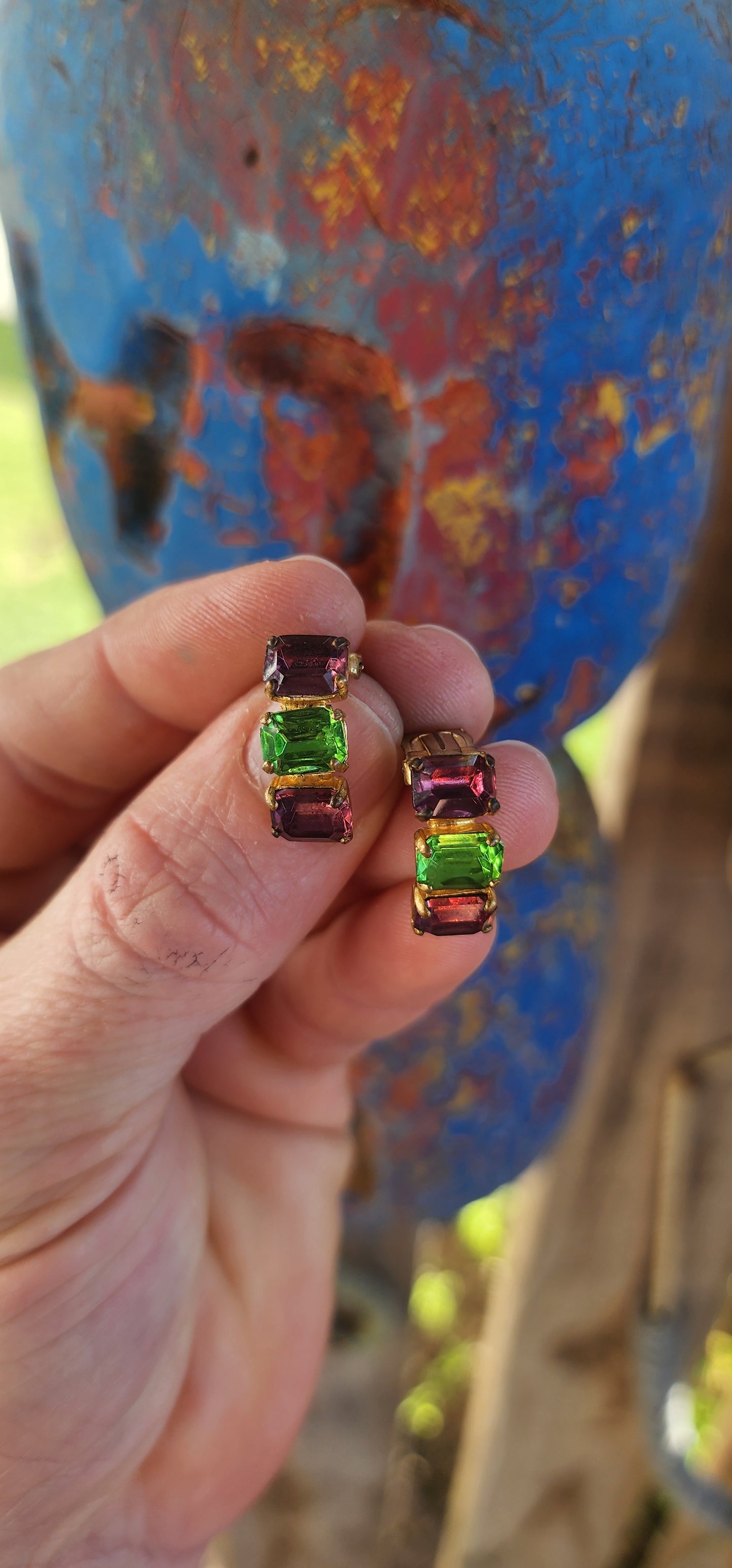 Glam Squad in a Handful.
Here’s a sparkling treasure trove of six pairs of vintage 1950s/60s costume clip-on earrings.