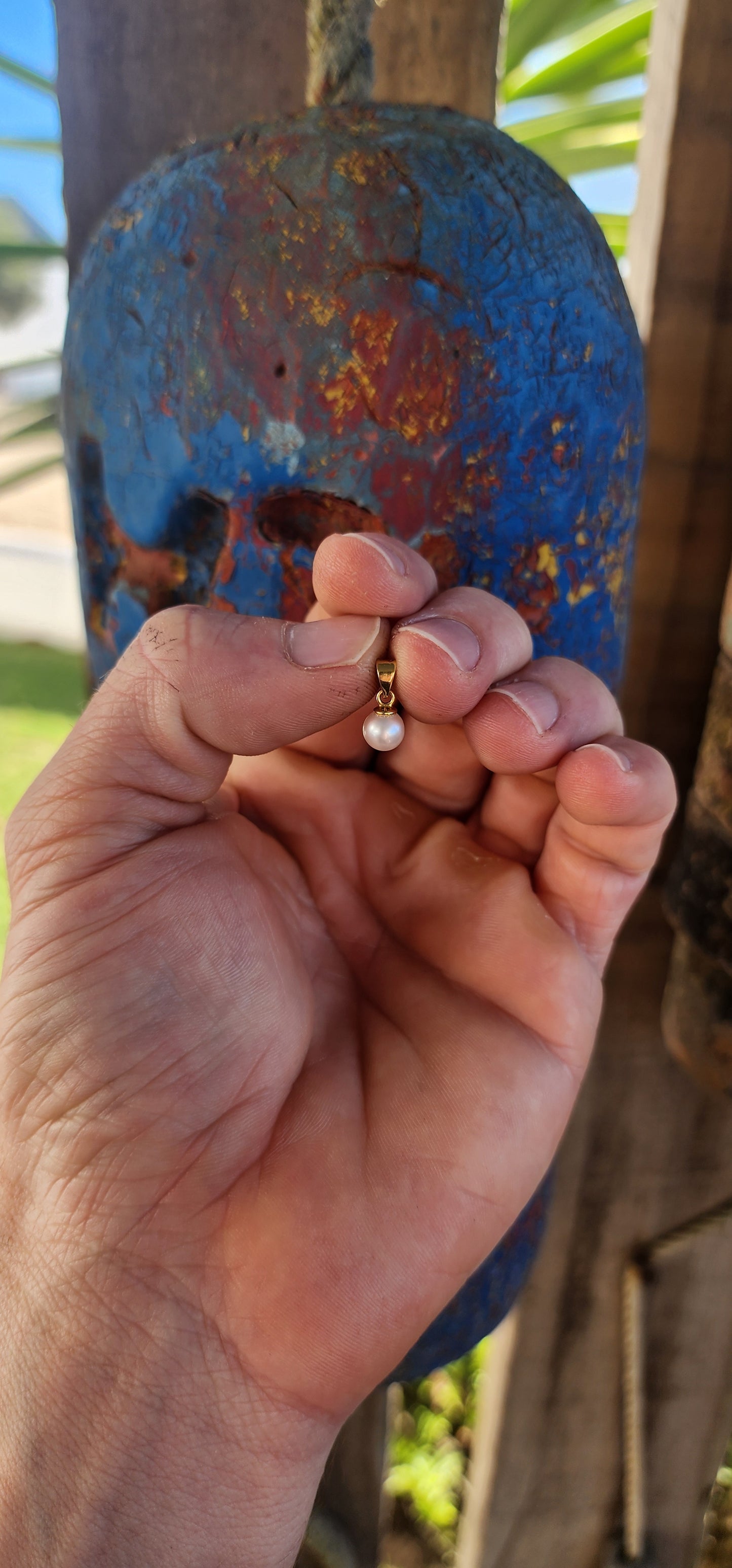 This classically elegant and minimalist treasure is a petite pendant crafted in solid 18ct yellow gold, holding a luminous marine cultured pearl.