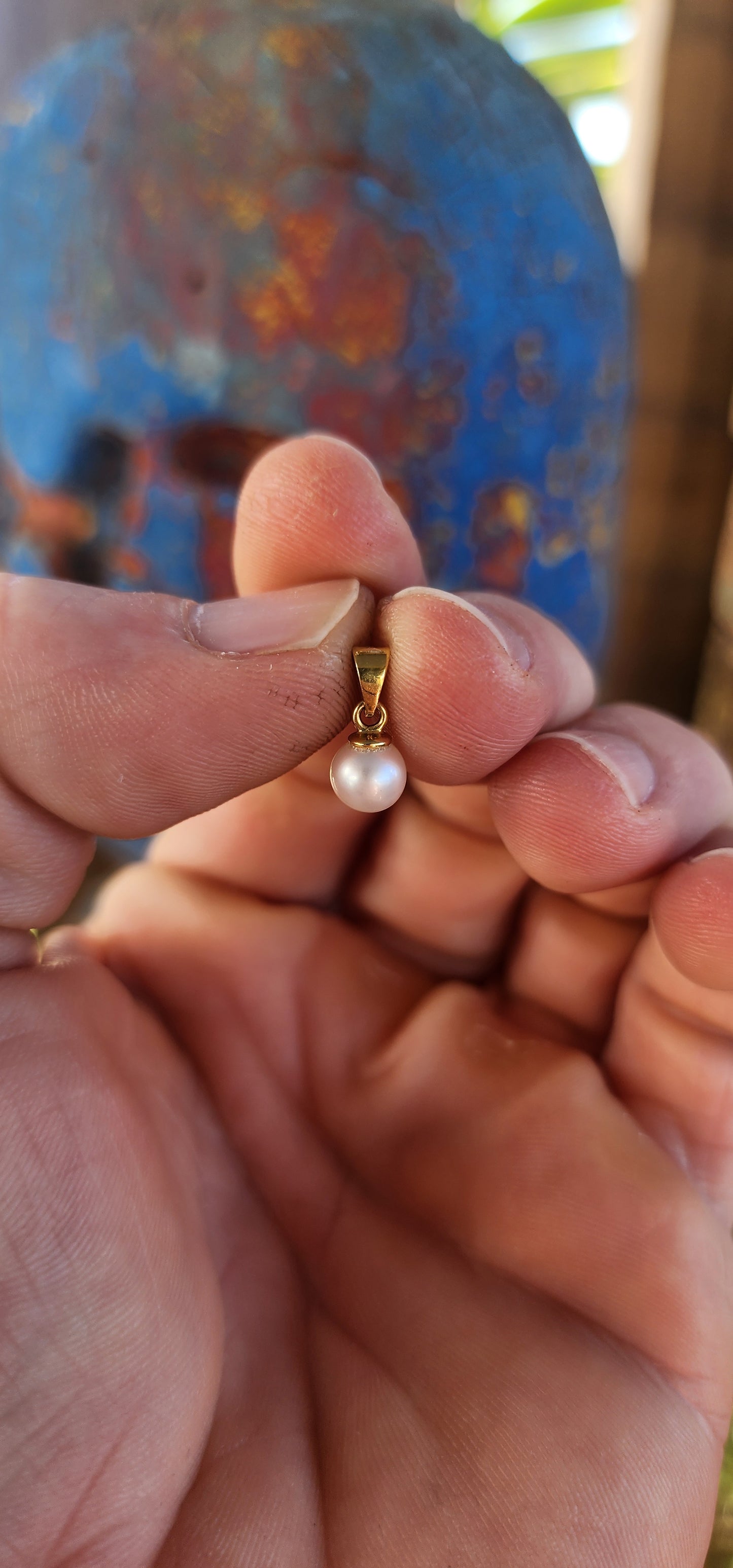 This classically elegant and minimalist treasure is a petite pendant crafted in solid 18ct yellow gold, holding a luminous marine cultured pearl.