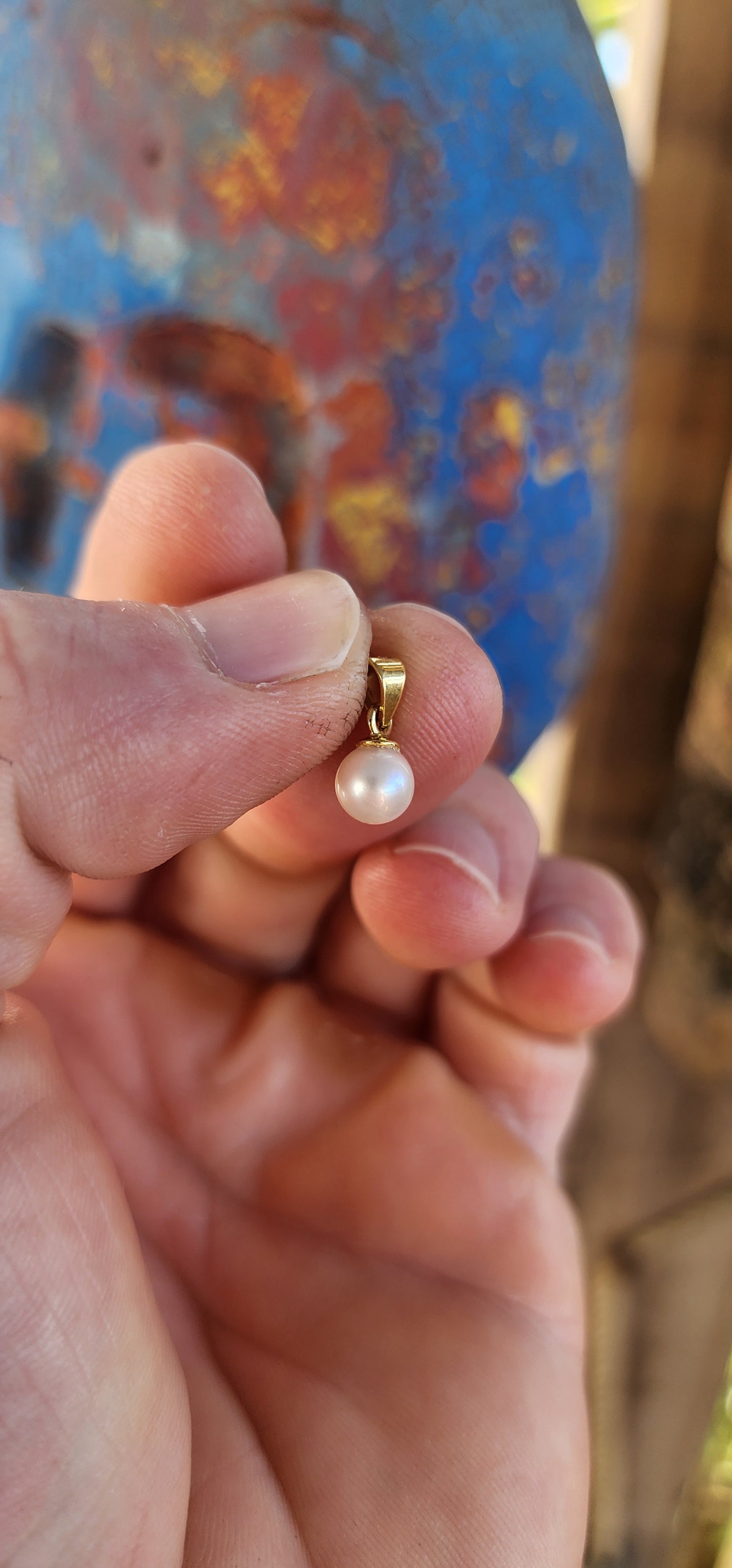 This classically elegant and minimalist treasure is a petite pendant crafted in solid 18ct yellow gold, holding a luminous marine cultured pearl.