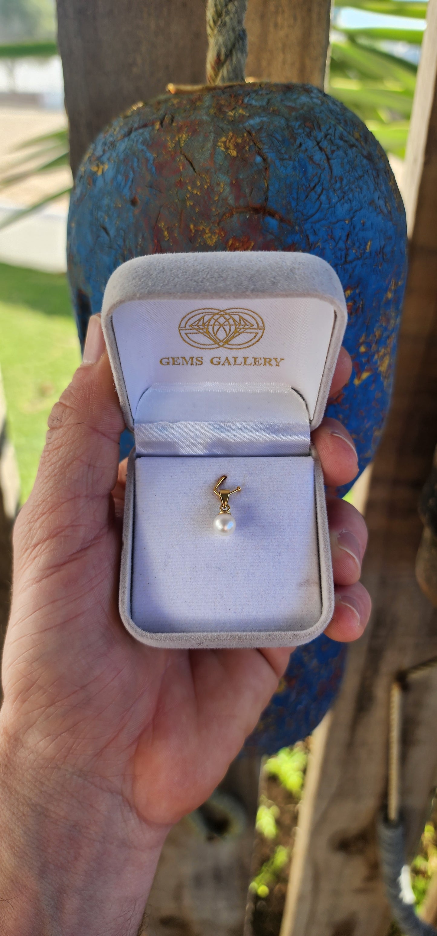 This classically elegant and minimalist treasure is a petite pendant crafted in solid 18ct yellow gold, holding a luminous marine cultured pearl.