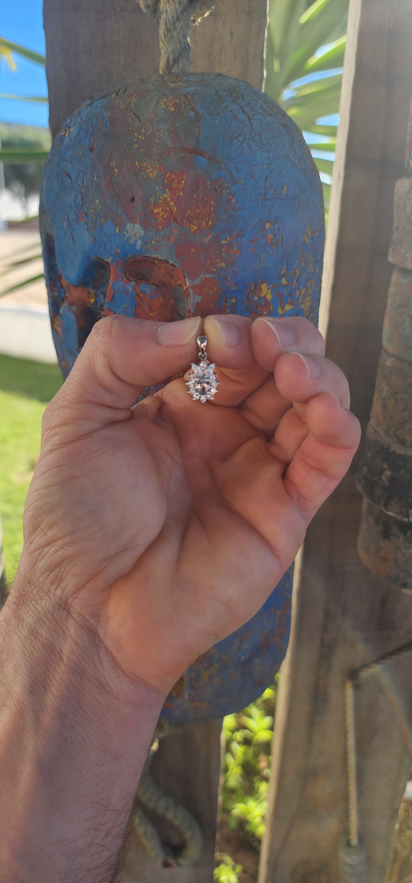 An enchanting treasure of elegance – this sterling silver and aquamarine floral halo pendant perfectly captures the essence of grace.