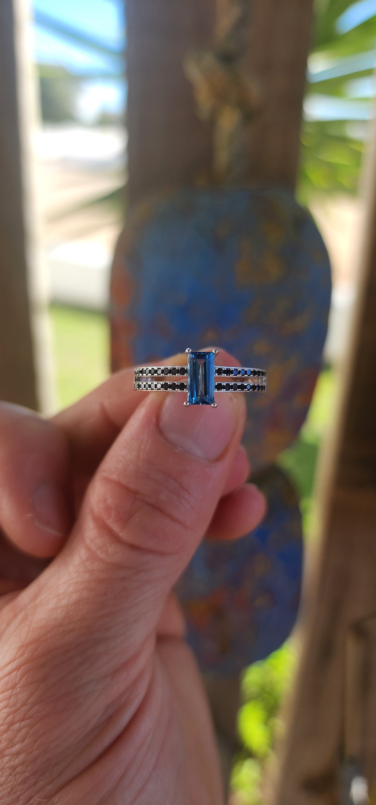 Swiss Blue Elegance – Sterling Silver & Spinel Set.
This striking matching set, consisting of a dress ring and coordinating earrings, is a perfect blend of bold color and design.