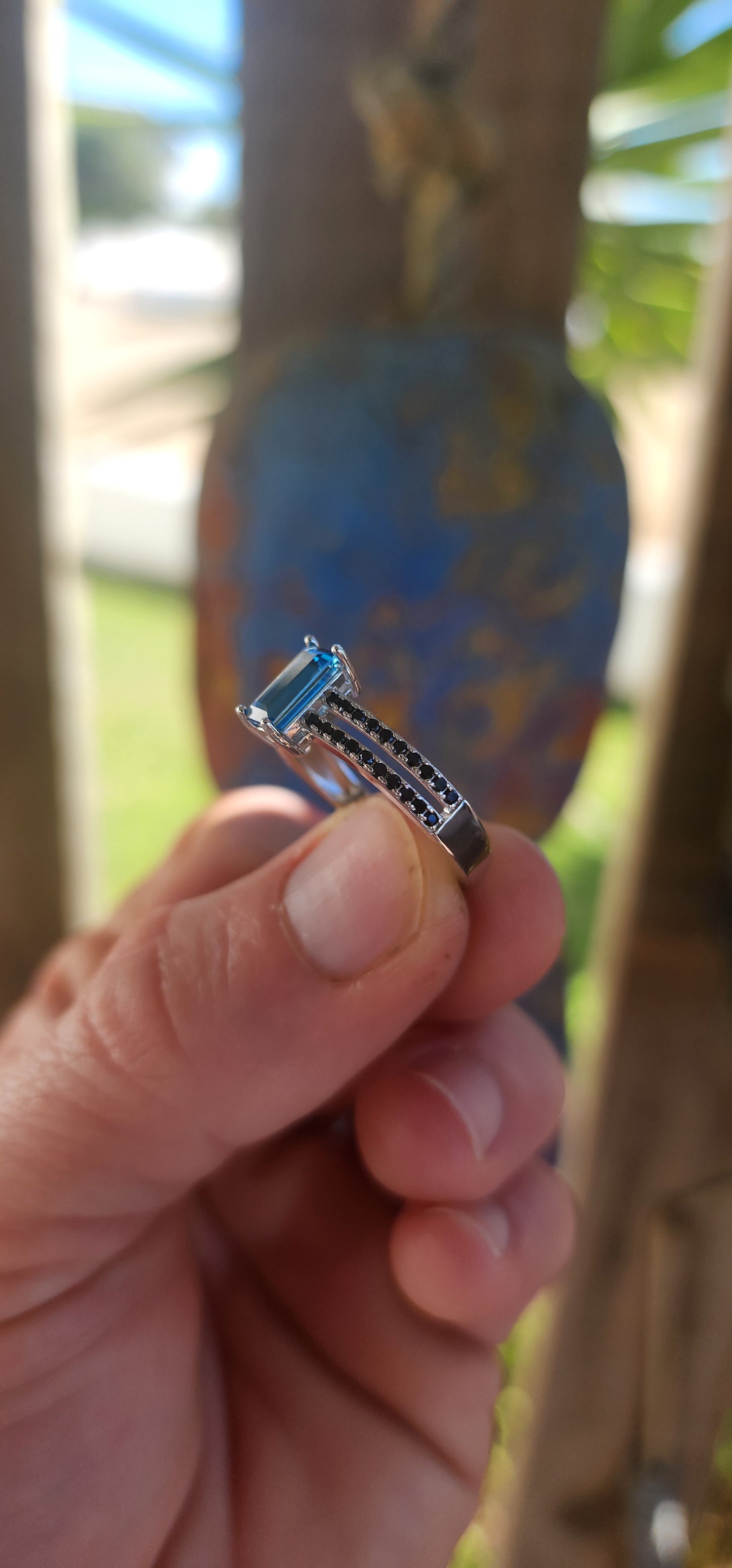 Swiss Blue Elegance – Sterling Silver & Spinel Set.
This striking matching set, consisting of a dress ring and coordinating earrings, is a perfect blend of bold color and design.