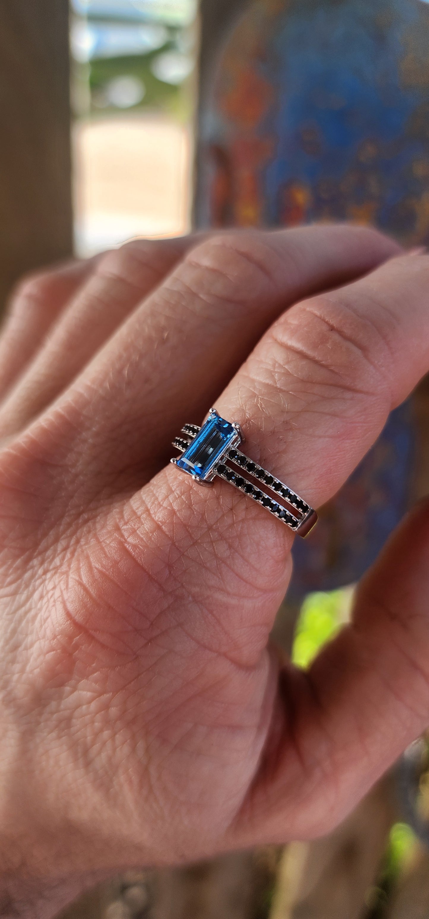 Swiss Blue Elegance – Sterling Silver & Spinel Set.
This striking matching set, consisting of a dress ring and coordinating earrings, is a perfect blend of bold color and design.