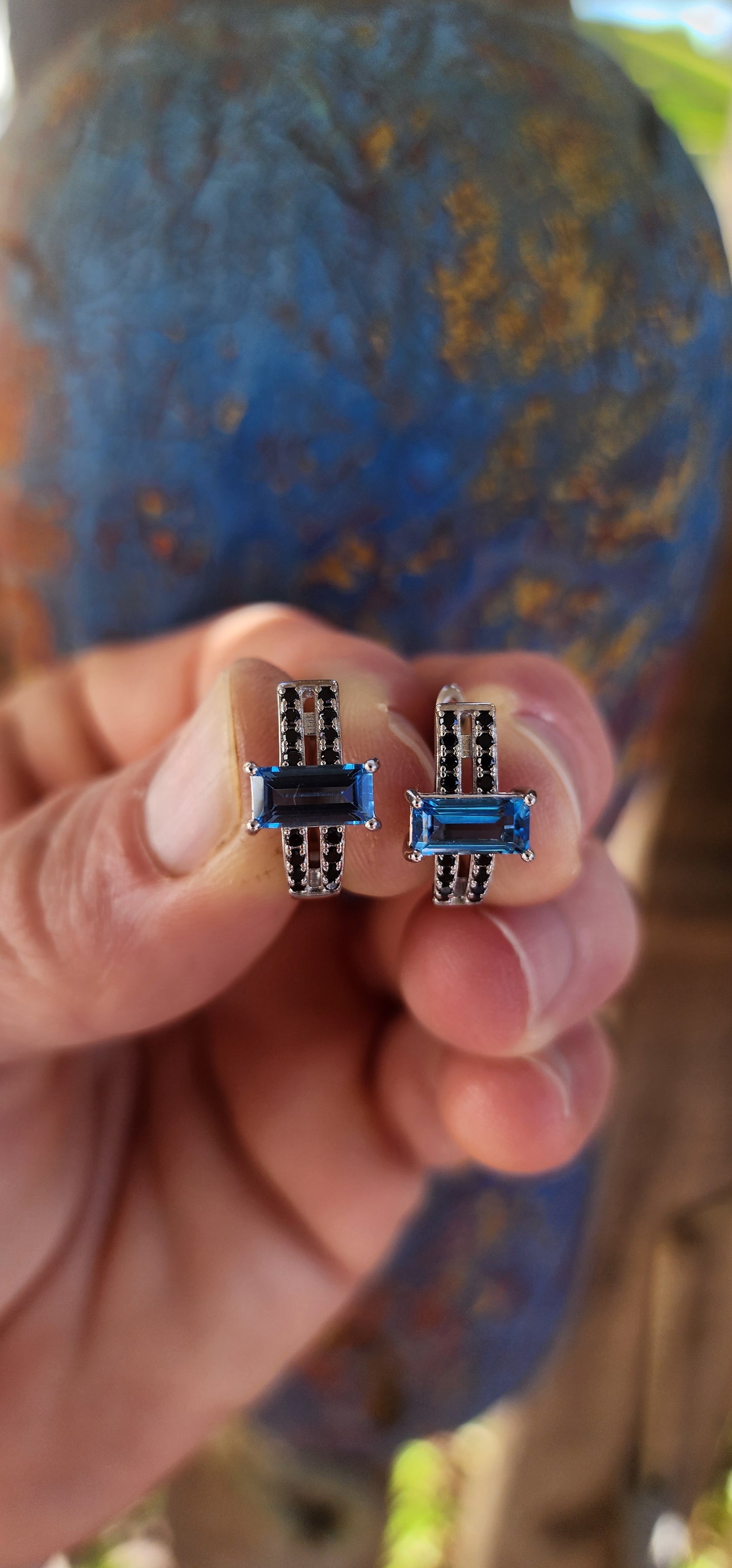 Swiss Blue Elegance – Sterling Silver & Spinel Set.
This striking matching set, consisting of a dress ring and coordinating earrings, is a perfect blend of bold color and design.