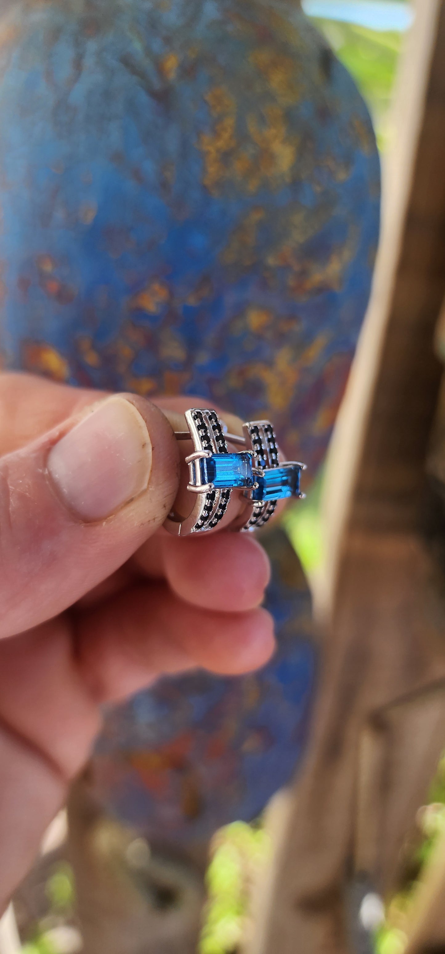 Swiss Blue Elegance – Sterling Silver & Spinel Set.
This striking matching set, consisting of a dress ring and coordinating earrings, is a perfect blend of bold color and design.