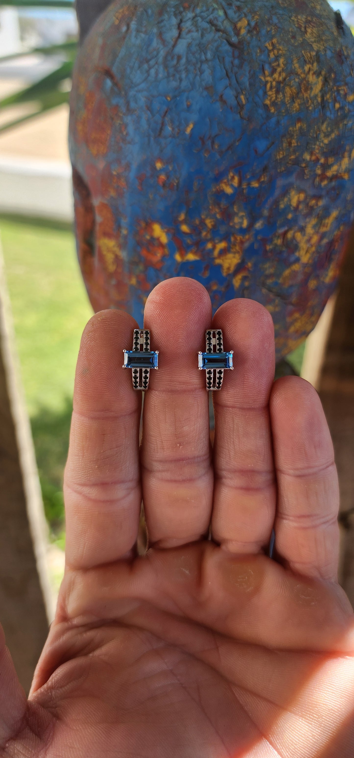 Swiss Blue Elegance – Sterling Silver & Spinel Set.
This striking matching set, consisting of a dress ring and coordinating earrings, is a perfect blend of bold color and design.