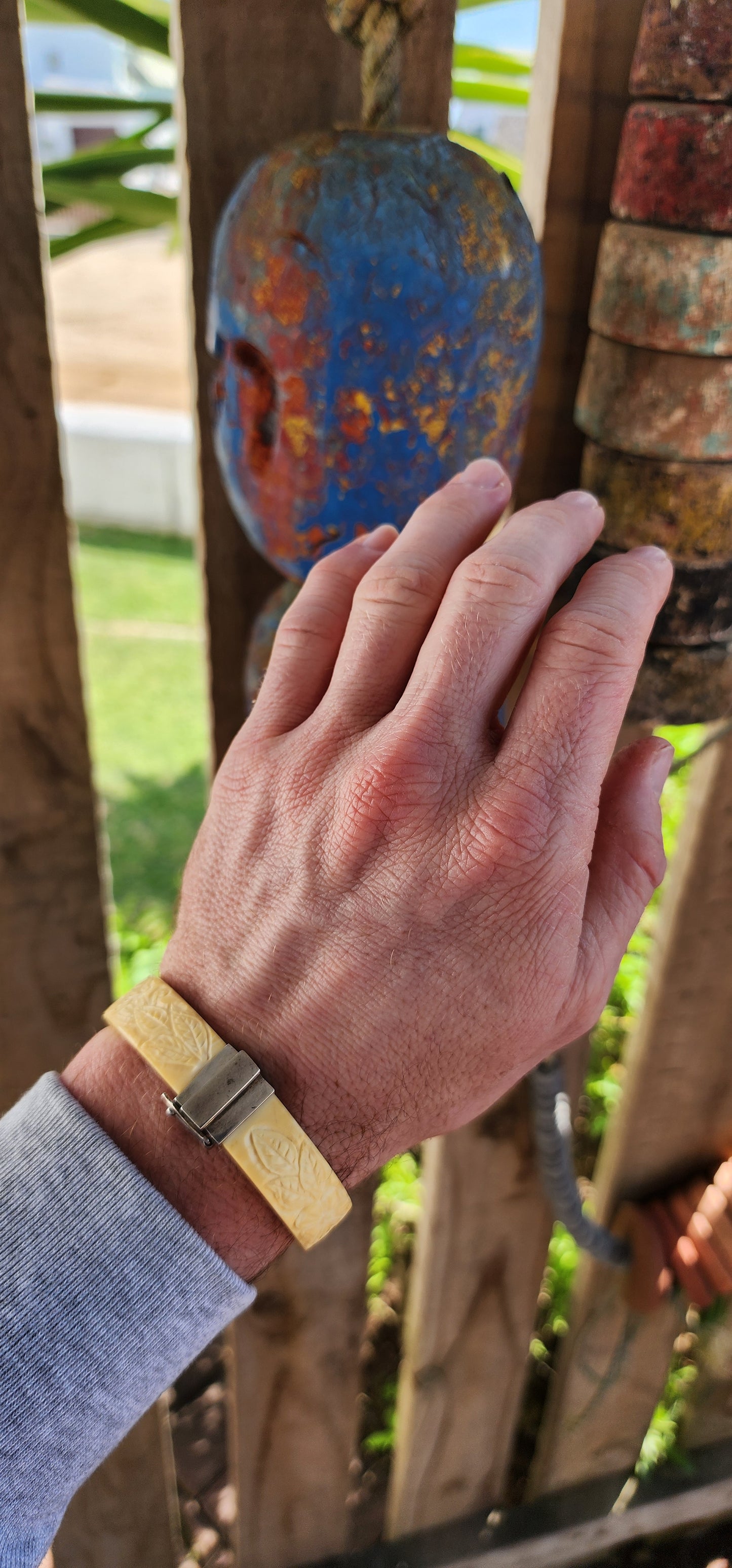 A truly exquisite example of early 20th-century craftsmanship, this antique pre-ban ivory bangle is an elegant survivor .