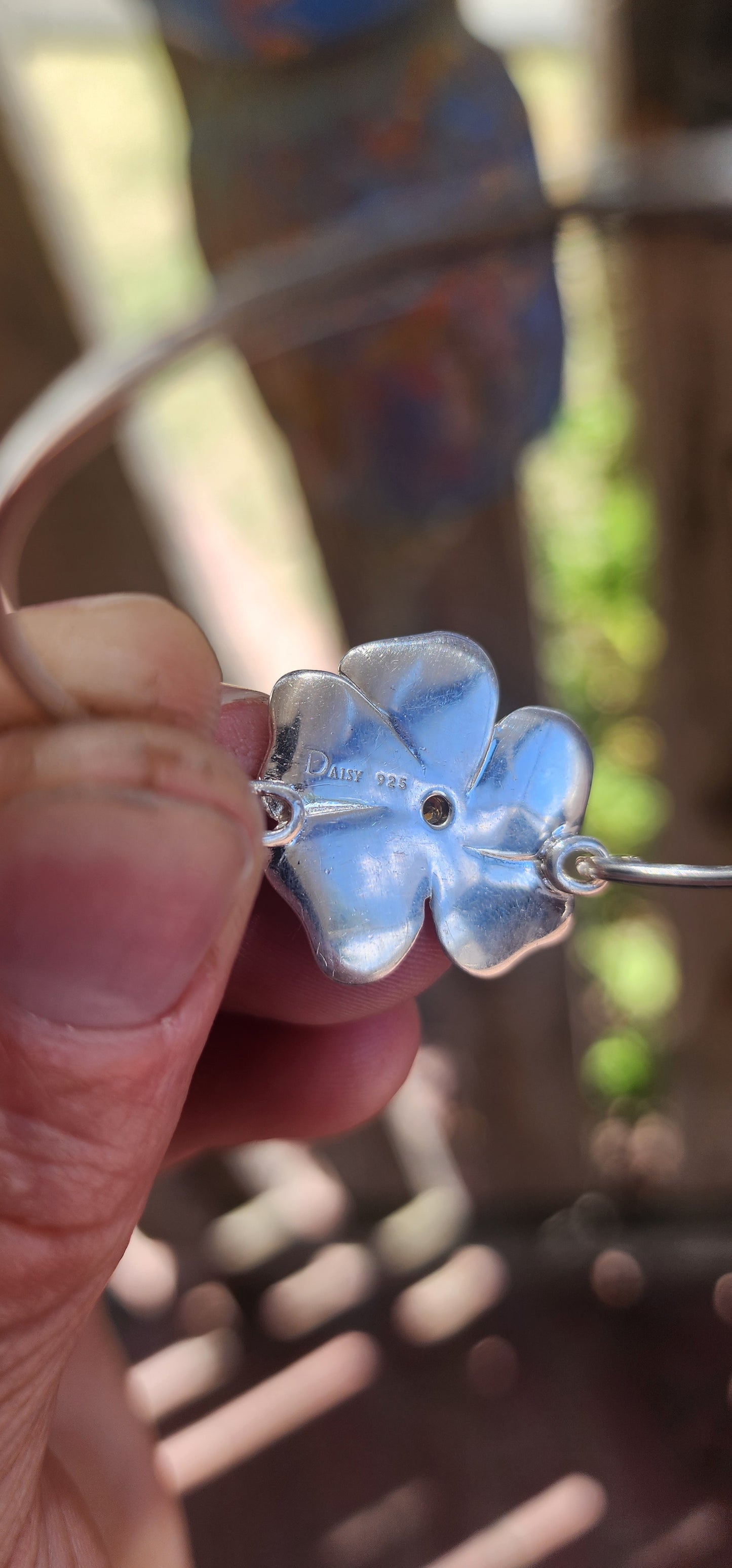 Playful, elegant, and unmistakably designer — this beautiful Daisy London sterling silver clip bracelet centres around a generously sized sculptural daisy flower motif