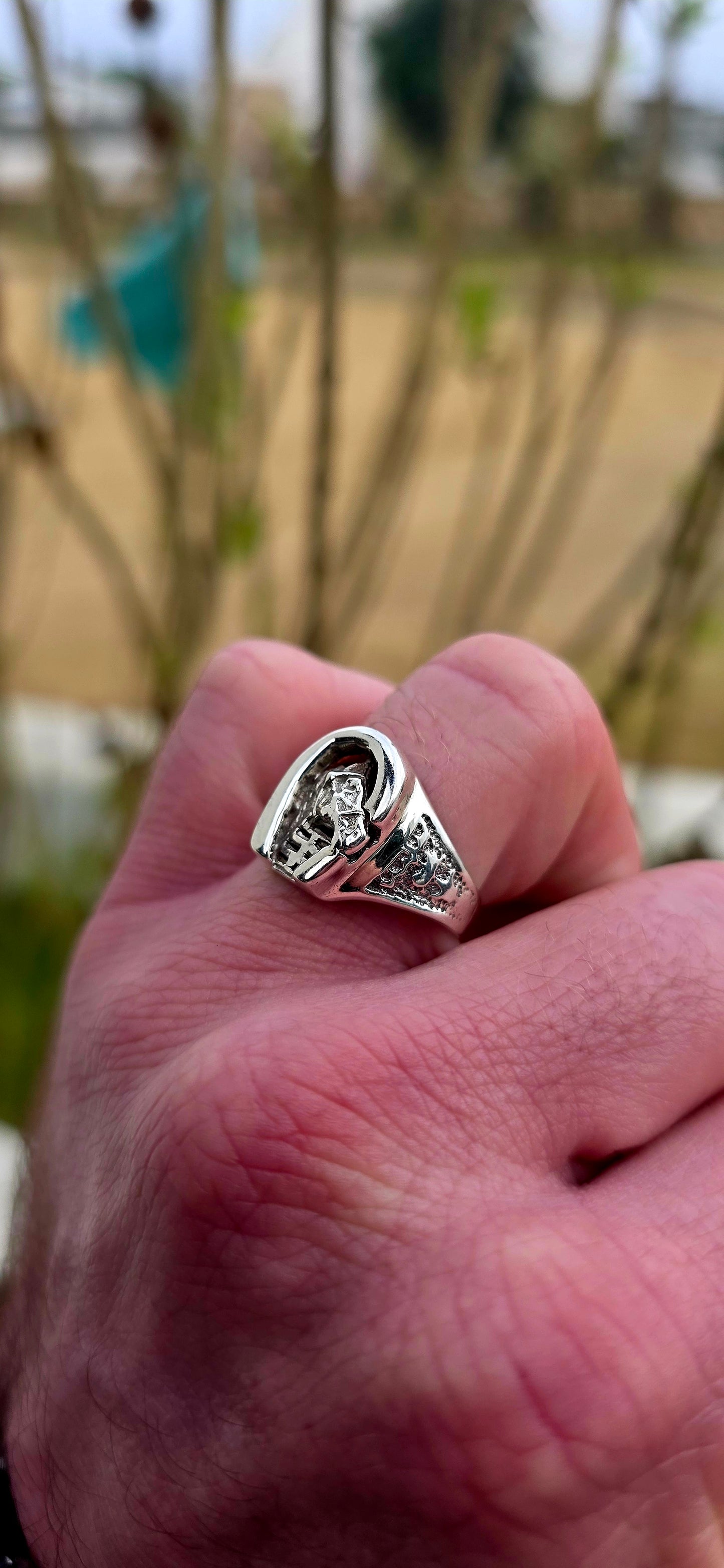 Chunky vintage unisex signet-style sterling silver equestrian ring featuring a beautifully sculpted horse’s head framed inside a lucky horseshoe.