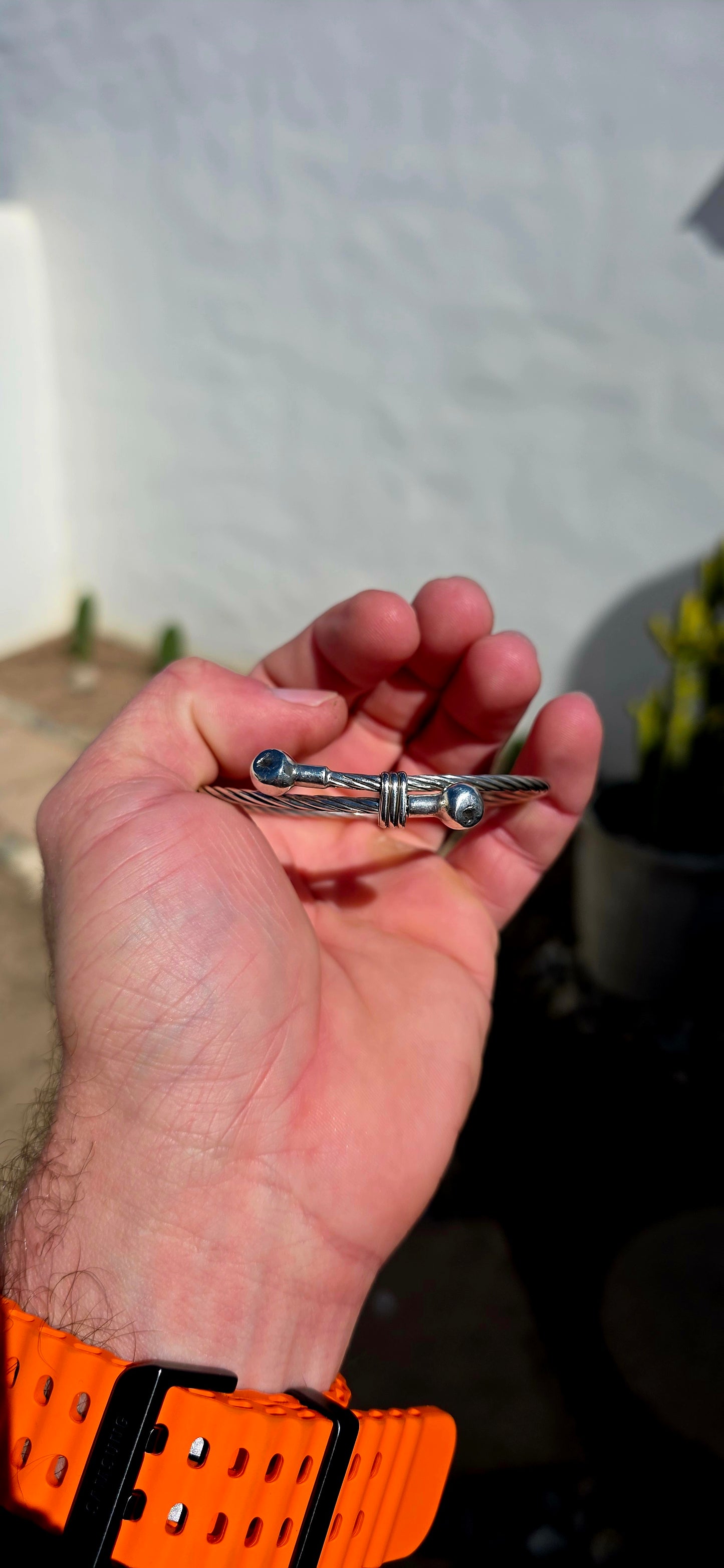 Simple, chunky and UNISEX! This vintage sterling silver bracelet features a fabulous twisted cable-style band, wrapping around the wrist and finished with two polished spherical terminals.